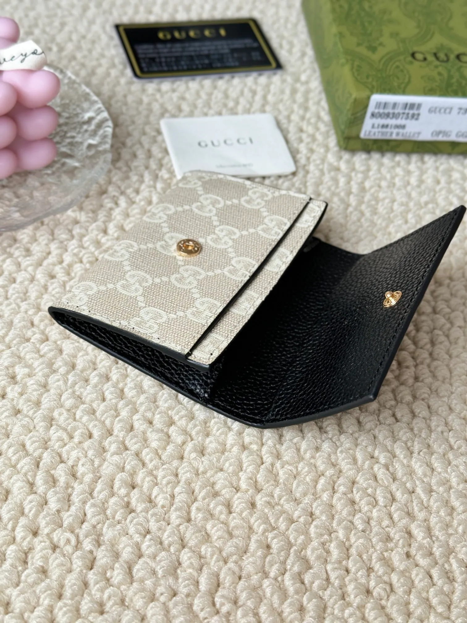 💰120 Gucci has launched a new model, the new mini folding coin purse, which can be held in hand and placed in the bag. Card bags are super cute. Number: 739525. Size: about 11cm.