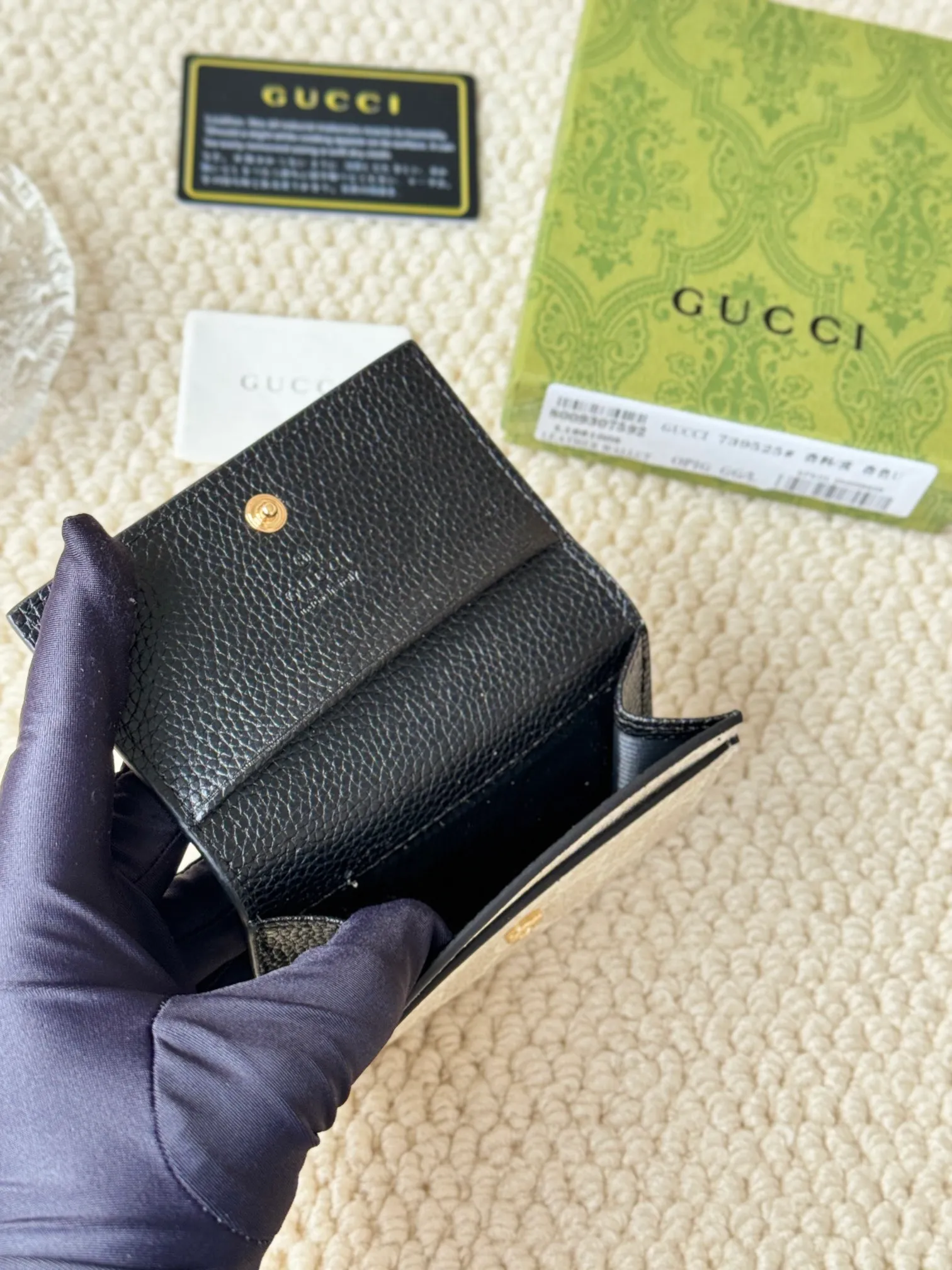💰120 Gucci has launched a new model, the new mini folding coin purse, which can be held in hand and placed in the bag. Card bags are super cute. Number: 739525. Size: about 11cm.
