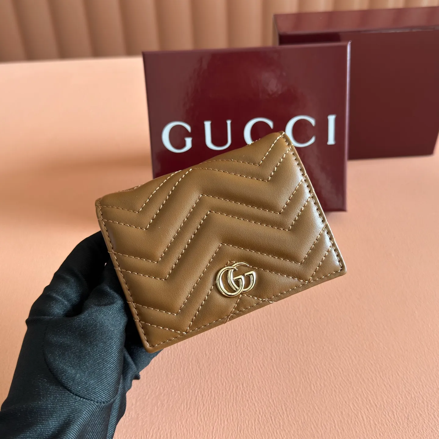 p400💋💋💋【Full set of packaging at the counter】GG Marmont series quilted card holder. Like the different shades of burgundy, Gucc's timeless designs are updated every season. Add color to the new leather goods series with a timeless and vigorous atmosphere. In this classic GG Marmont series card holder, it is presented in a vigorous manner. Quilted V-shaped leather, gold-tone hardware, moire fabric-lined Double G, five card compartments, two flat pockets, one zip pocket, one bill compartment with snap fastening. Model: 466492. Dimensions when closed: 11 (W) x 8.5 (H) x 3cm (D) Dimensions when open: 11 (W) x 17.5cm (H) Color: Brown light gold/original leather. Made in Italy
