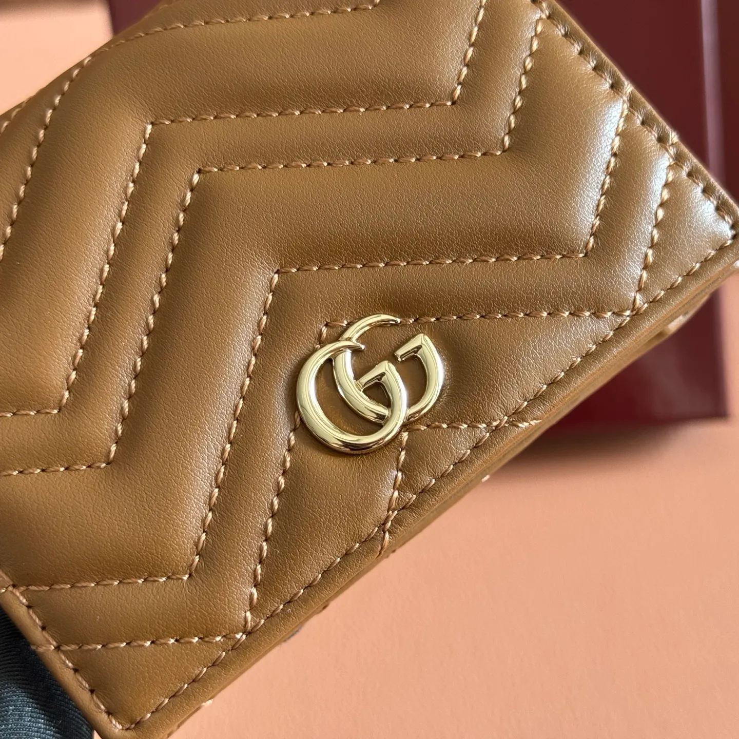 p400💋💋💋【Full set of packaging at the counter】GG Marmont series quilted card holder. Like the different shades of burgundy, Gucc's timeless designs are updated every season. Add color to the new leather goods series with a timeless and vigorous atmosphere. In this classic GG Marmont series card holder, it is presented in a vigorous manner. Quilted V-shaped leather, gold-tone hardware, moire fabric-lined Double G, five card compartments, two flat pockets, one zip pocket, one bill compartment with snap fastening. Model: 466492. Dimensions when closed: 11 (W) x 8.5 (H) x 3cm (D) Dimensions when open: 11 (W) x 17.5cm (H) Color: Brown light gold/original leather. Made in Italy