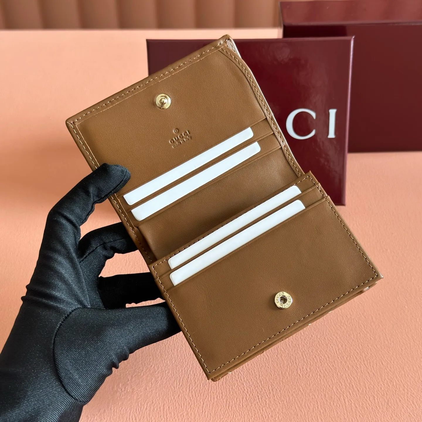 p400💋💋💋【Full set of packaging at the counter】GG Marmont series quilted card holder. Like the different shades of burgundy, Gucc's timeless designs are updated every season. Add color to the new leather goods series with a timeless and vigorous atmosphere. In this classic GG Marmont series card holder, it is presented in a vigorous manner. Quilted V-shaped leather, gold-tone hardware, moire fabric-lined Double G, five card compartments, two flat pockets, one zip pocket, one bill compartment with snap fastening. Model: 466492. Dimensions when closed: 11 (W) x 8.5 (H) x 3cm (D) Dimensions when open: 11 (W) x 17.5cm (H) Color: Brown light gold/original leather. Made in Italy