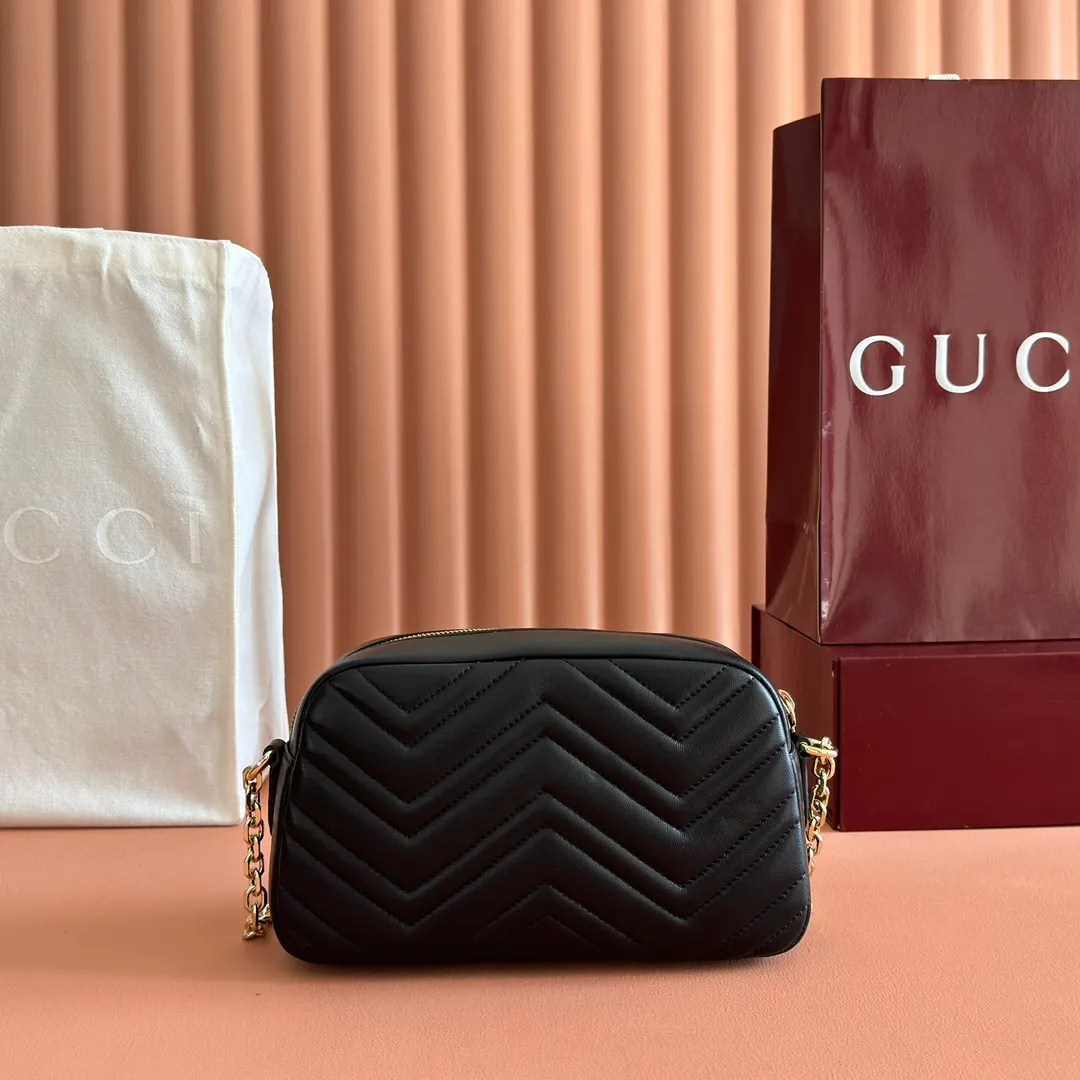 p1040. 💋💋💋【With full set of original counter packaging】GG Marmont is the brand's iconic series. Its features include the symbolic double G logo, sharp-edged chain straps and modern silhouettes. This new camera bag highlights exquisite handcraftsmanship with its ultra-soft premium leather and refined hardware details in glossy gold tones. White quilted diamond nappa leather Light gold-toned hardware White viscose lining Double G Adjustable chain shoulder strap (60 cm) can also be worn as a crossbody bag Zip closure Ref.: 855273. Dimensions: 24cm (width) x 15cm (height) x 8cm (depth) Color: black sheepskin. Made in Italy