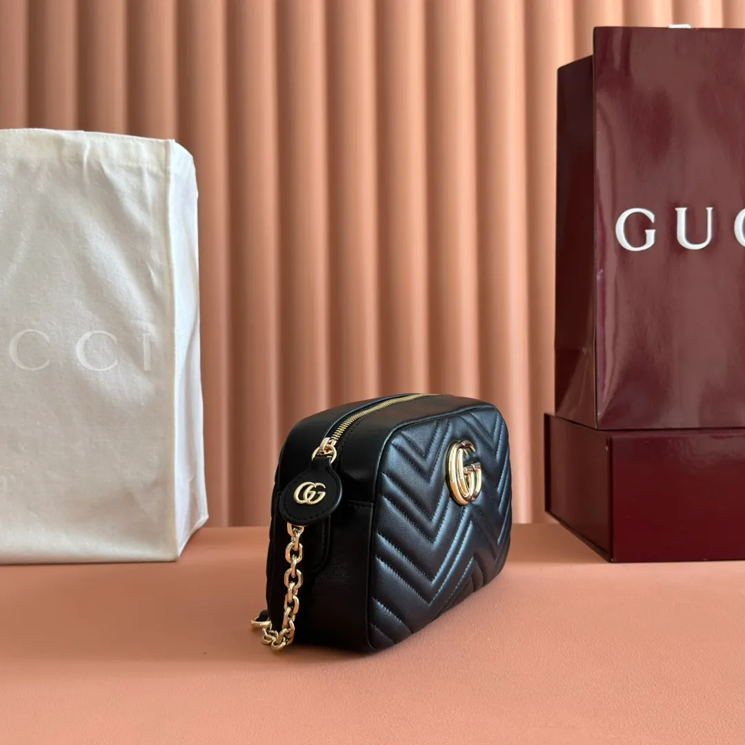 p1040. 💋💋💋【With full set of original counter packaging】GG Marmont is the brand's iconic series. Its features include the symbolic double G logo, sharp-edged chain straps and modern silhouettes. This new camera bag highlights exquisite handcraftsmanship with its ultra-soft premium leather and refined hardware details in glossy gold tones. White quilted diamond nappa leather Light gold-toned hardware White viscose lining Double G Adjustable chain shoulder strap (60 cm) can also be worn as a crossbody bag Zip closure Ref.: 855273. Dimensions: 24cm (width) x 15cm (height) x 8cm (depth) Color: black sheepskin. Made in Italy