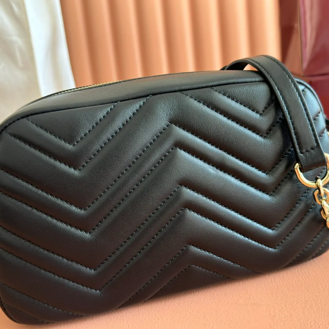p1040. 💋💋💋【With full set of original counter packaging】GG Marmont is the brand's iconic series. Its features include the symbolic double G logo, sharp-edged chain straps and modern silhouettes. This new camera bag highlights exquisite handcraftsmanship with its ultra-soft premium leather and refined hardware details in glossy gold tones. White quilted diamond nappa leather Light gold-toned hardware White viscose lining Double G Adjustable chain shoulder strap (60 cm) can also be worn as a crossbody bag Zip closure Ref.: 855273. Dimensions: 24cm (width) x 15cm (height) x 8cm (depth) Color: black sheepskin. Made in Italy