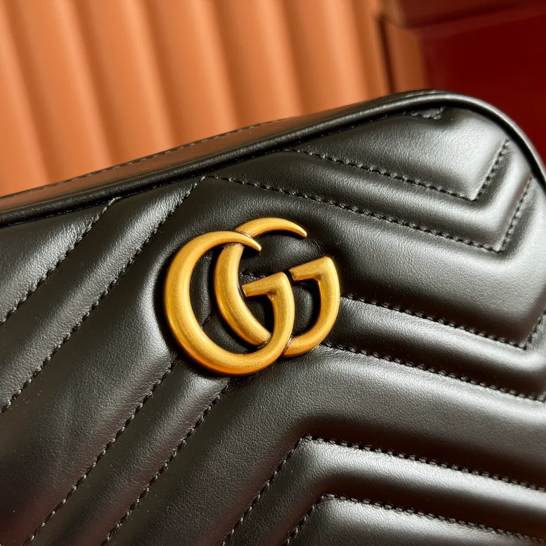 p960. 💋💋💋【Full set of packaging at the counter】🔥🔥"Marmont Italian original leather"‼ ‼ Have you picked up the addictive Gucci bags? The elegant and exquisite design of the GG Marmont series has captured the hearts of many girls! At the same time, it is also a must-have versatile item for global experts! Super awesome! Model: 448065. Size: 18*12*6.