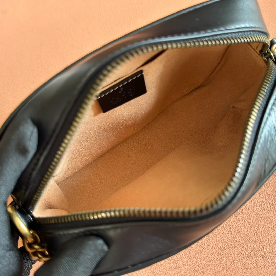 p960. 💋💋💋【Full set of packaging at the counter】🔥🔥"Marmont Italian original leather"‼ ‼ Have you picked up the addictive Gucci bags? The elegant and exquisite design of the GG Marmont series has captured the hearts of many girls! At the same time, it is also a must-have versatile item for global experts! Super awesome! Model: 448065. Size: 18*12*6.