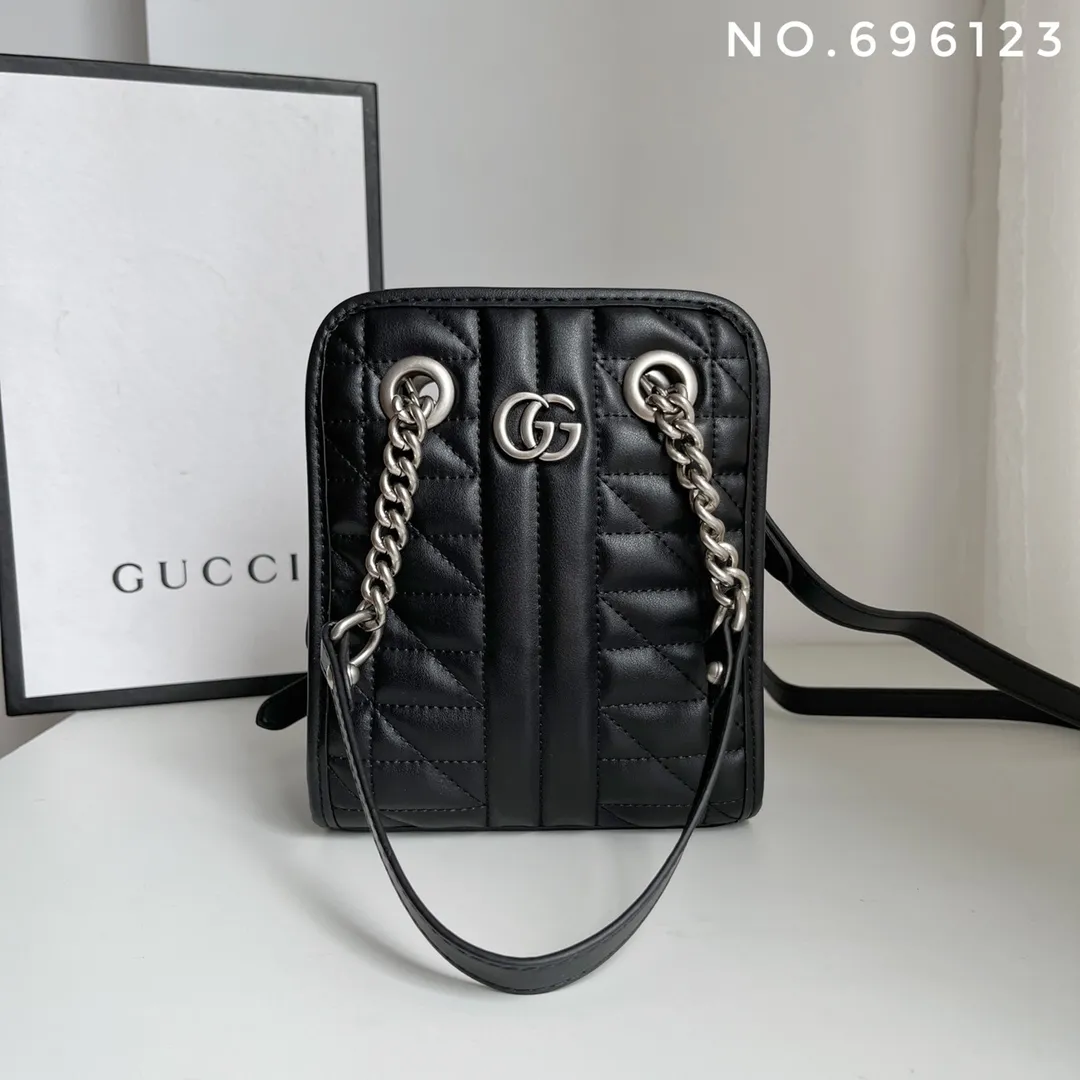 Actual shot #💰280 Style number: 696123 Size: 16x7x19 Gucci💝💝 GG quilted mini handbag. This is full of silhouette and texture. It exudes a strong retro style. It is very stylish as a handbag or crossbody. I also like the capacity.