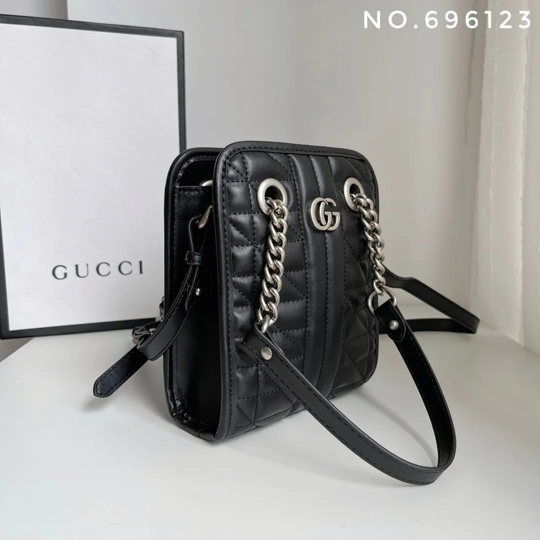 Actual shot #💰280 Style number: 696123 Size: 16x7x19 Gucci💝💝 GG quilted mini handbag. This is full of silhouette and texture. It exudes a strong retro style. It is very stylish as a handbag or crossbody. I also like the capacity.