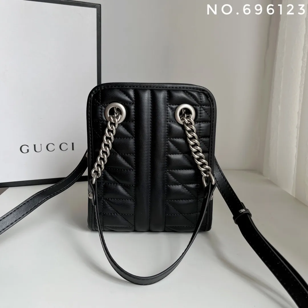 Actual shot #💰280 Style number: 696123 Size: 16x7x19 Gucci💝💝 GG quilted mini handbag. This is full of silhouette and texture. It exudes a strong retro style. It is very stylish as a handbag or crossbody. I also like the capacity.