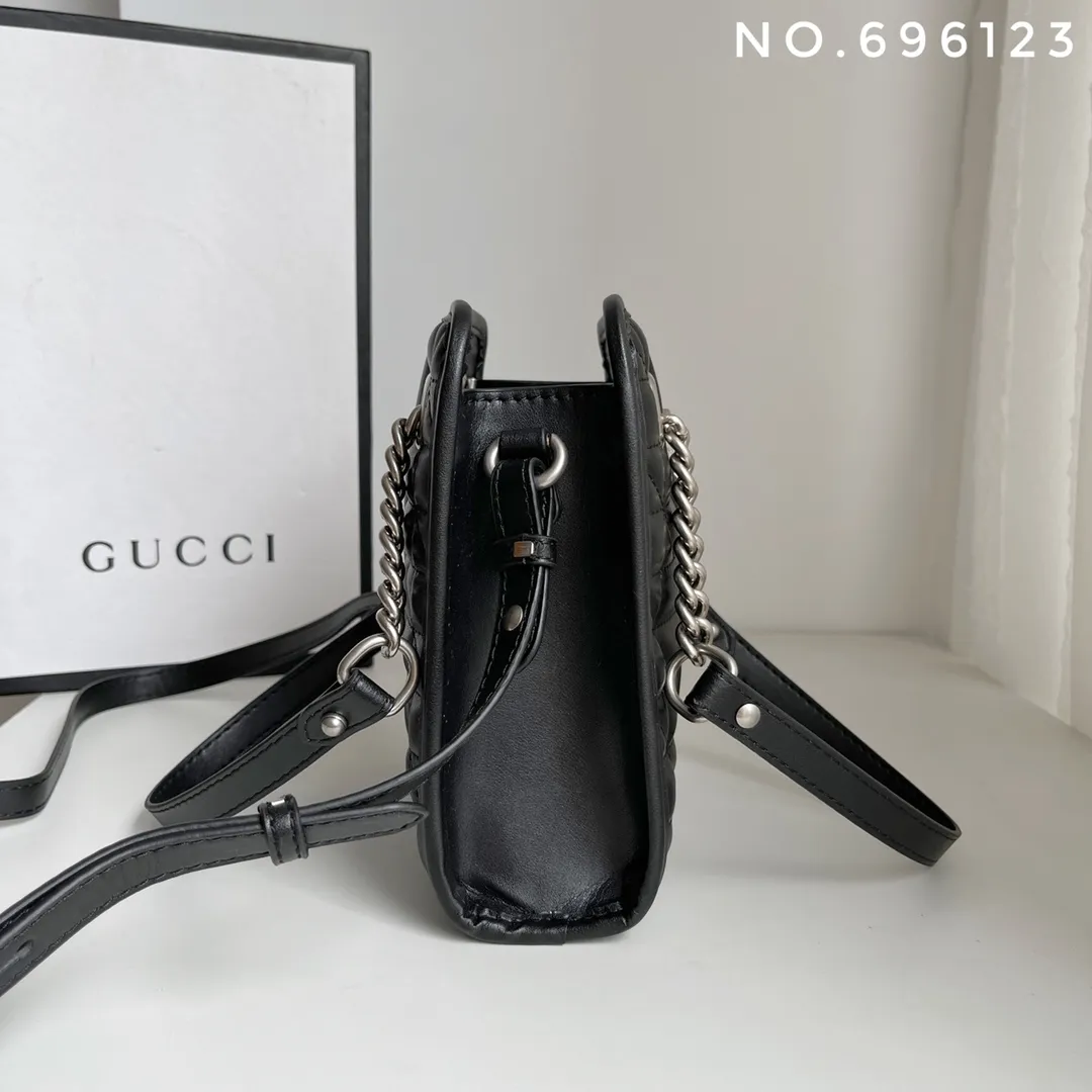 Actual shot #💰280 Style number: 696123 Size: 16x7x19 Gucci💝💝 GG quilted mini handbag. This is full of silhouette and texture. It exudes a strong retro style. It is very stylish as a handbag or crossbody. I also like the capacity.