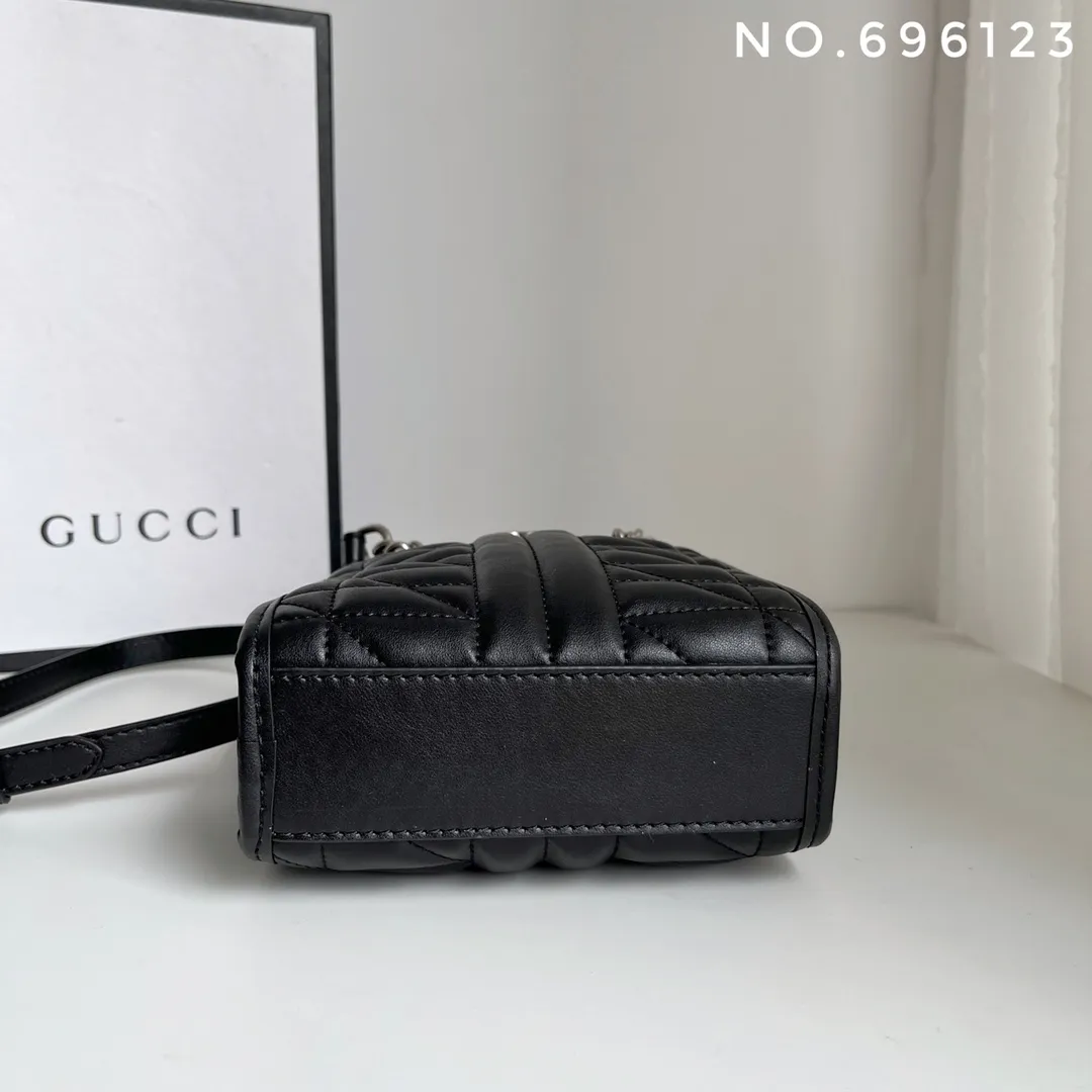 Actual shot #💰280 Style number: 696123 Size: 16x7x19 Gucci💝💝 GG quilted mini handbag. This is full of silhouette and texture. It exudes a strong retro style. It is very stylish as a handbag or crossbody. I also like the capacity.