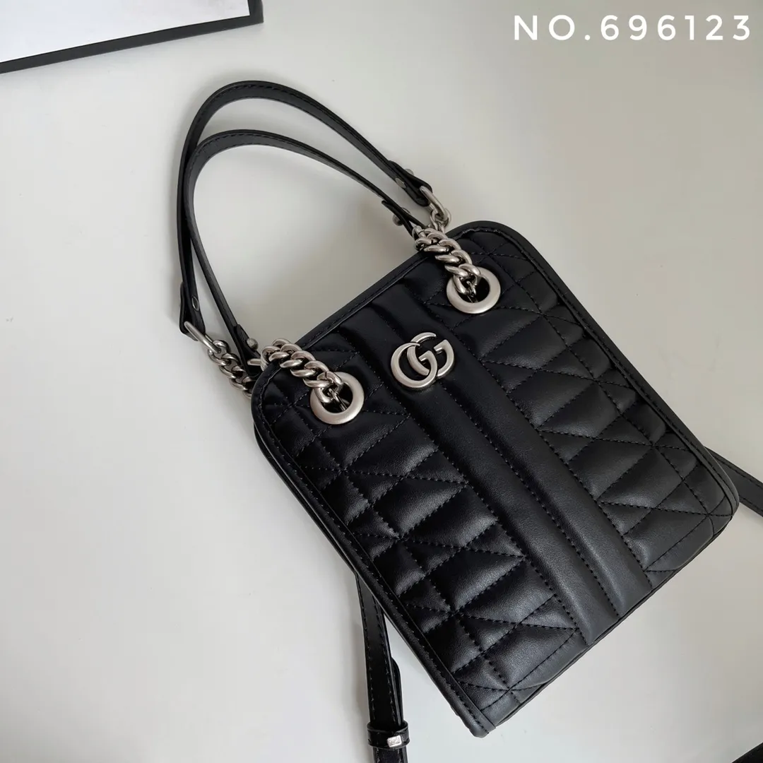 Actual shot #💰280 Style number: 696123 Size: 16x7x19 Gucci💝💝 GG quilted mini handbag. This is full of silhouette and texture. It exudes a strong retro style. It is very stylish as a handbag or crossbody. I also like the capacity.