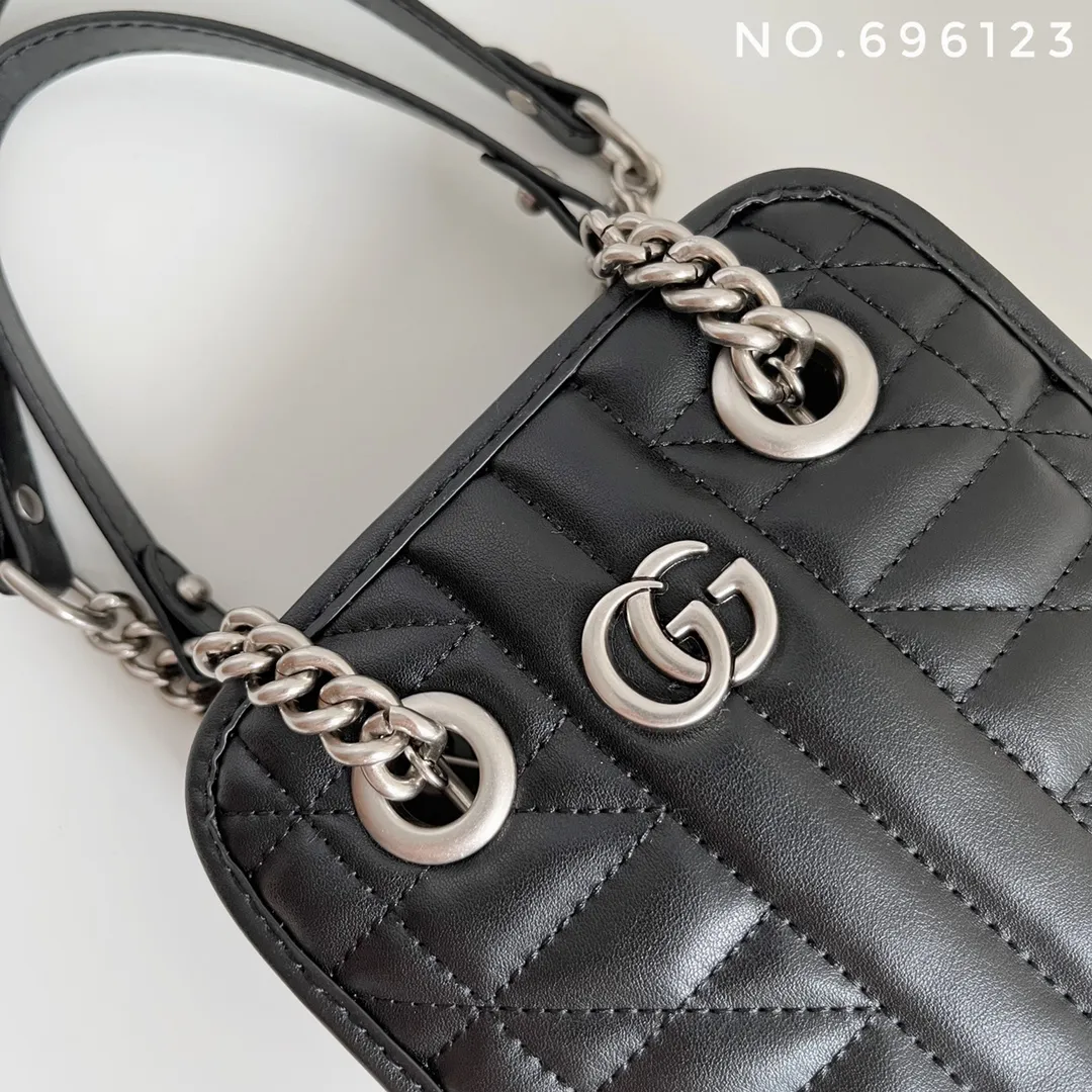 Actual shot #💰280 Style number: 696123 Size: 16x7x19 Gucci💝💝 GG quilted mini handbag. This is full of silhouette and texture. It exudes a strong retro style. It is very stylish as a handbag or crossbody. I also like the capacity.