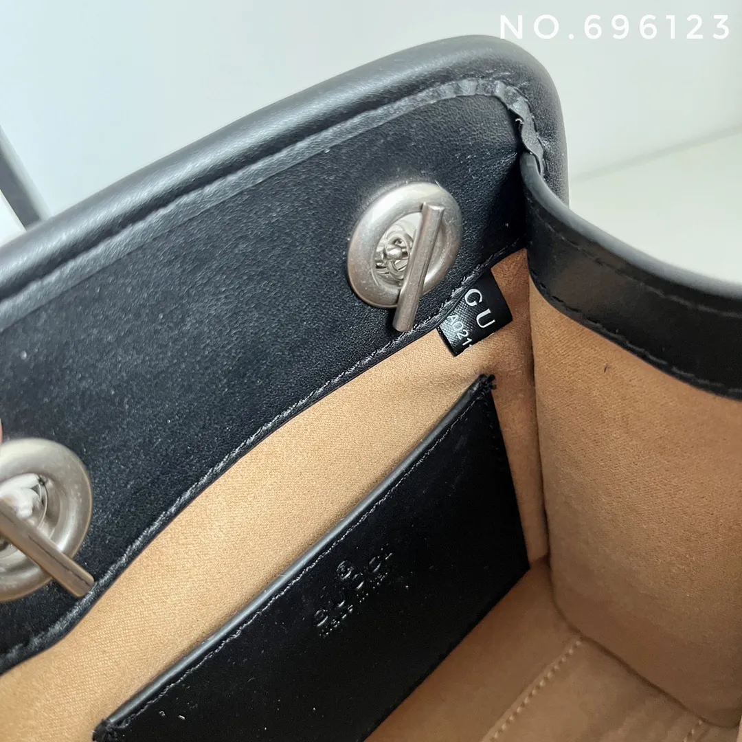 Actual shot #💰280 Style number: 696123 Size: 16x7x19 Gucci💝💝 GG quilted mini handbag. This is full of silhouette and texture. It exudes a strong retro style. It is very stylish as a handbag or crossbody. I also like the capacity.