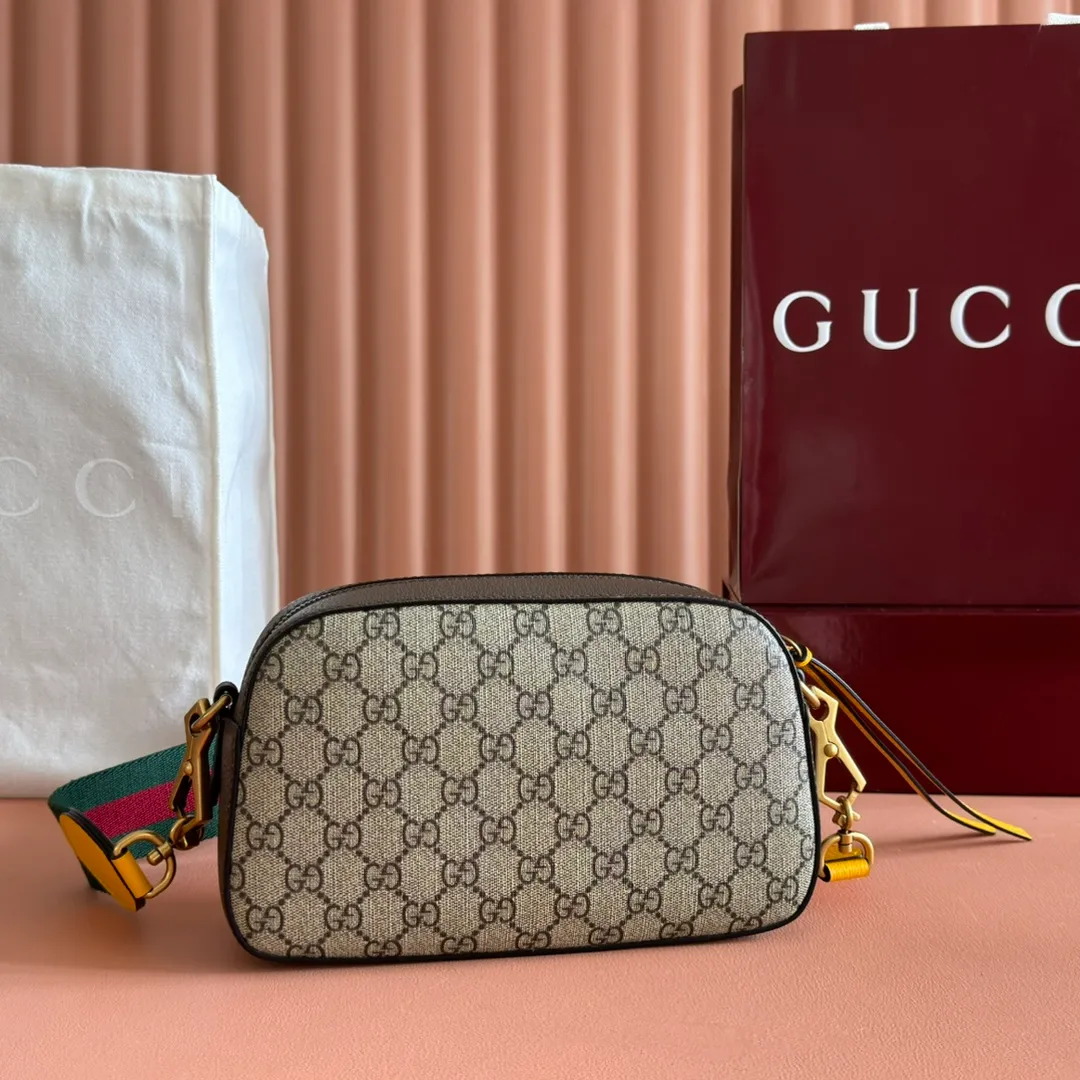 p760. 📣📣📣【Original leather accessories🌈 Equipped with full set of counter packaging】Upgraded version of full copper tiger head🔥🔥Gucci Supreme tiger head camera bag is a unisex model. Xiao Zhan and other major celebrities love the top 2 street photography. The wide shoulder straps are casual and handsome, and the interior is matched with a small floral lining. The reason I really like it is that it is really resistant to fabrication, and the versatile capacity is super large and can really be packed! Model 476466 Size 24*15*7.5cm Color: PVC with yellow