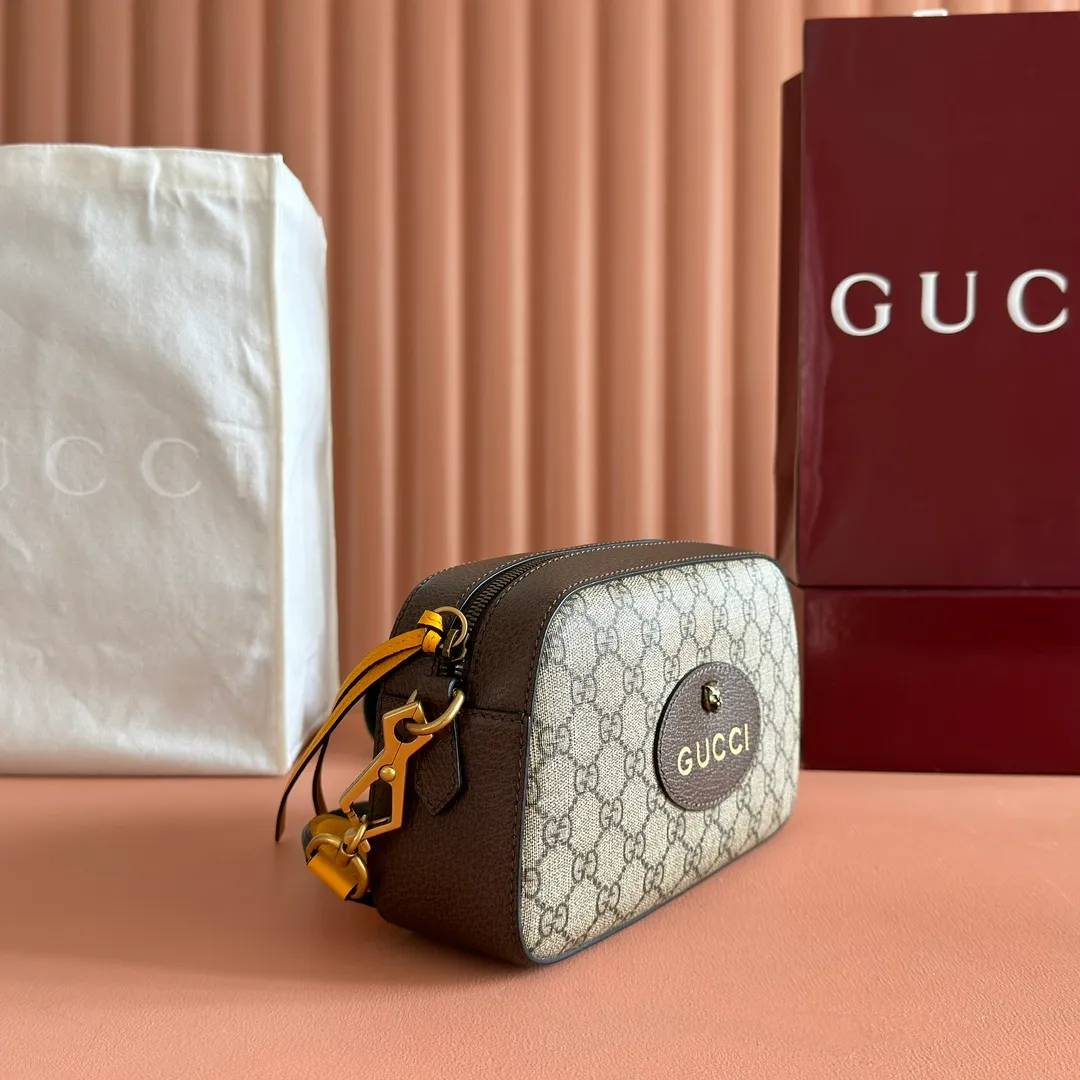 p760. 📣📣📣【Original leather accessories🌈 Equipped with full set of counter packaging】Upgraded version of full copper tiger head🔥🔥Gucci Supreme tiger head camera bag is a unisex model. Xiao Zhan and other major celebrities love the top 2 street photography. The wide shoulder straps are casual and handsome, and the interior is matched with a small floral lining. The reason I really like it is that it is really resistant to fabrication, and the versatile capacity is super large and can really be packed! Model 476466 Size 24*15*7.5cm Color: PVC with yellow