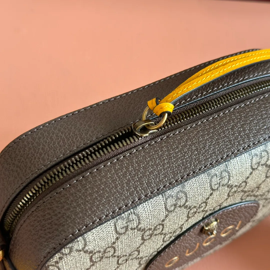 p760. 📣📣📣【Original leather accessories🌈 Equipped with full set of counter packaging】Upgraded version of full copper tiger head🔥🔥Gucci Supreme tiger head camera bag is a unisex model. Xiao Zhan and other major celebrities love the top 2 street photography. The wide shoulder straps are casual and handsome, and the interior is matched with a small floral lining. The reason I really like it is that it is really resistant to fabrication, and the versatile capacity is super large and can really be packed! Model 476466 Size 24*15*7.5cm Color: PVC with yellow