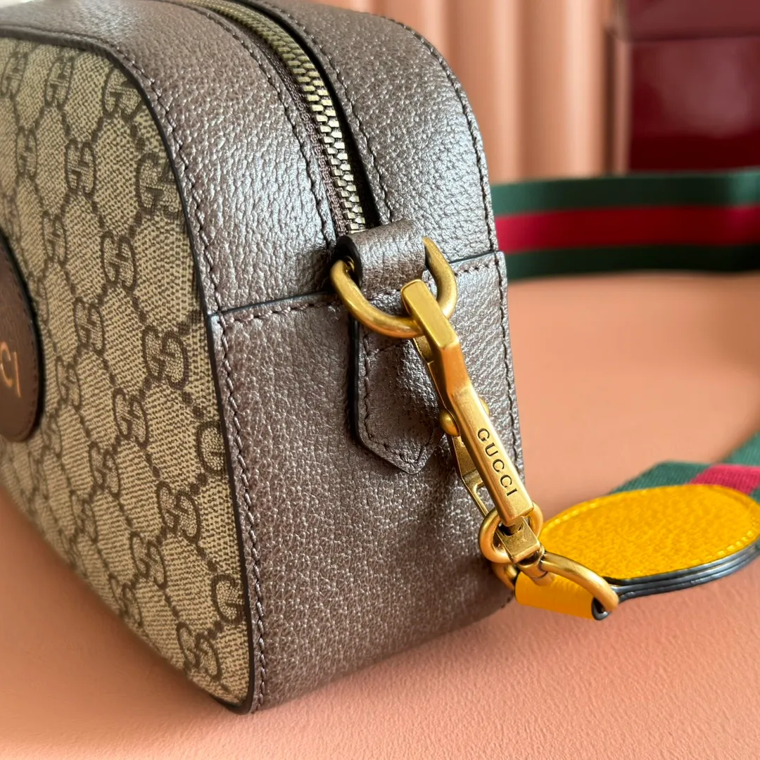 p760. 📣📣📣【Original leather accessories🌈 Equipped with full set of counter packaging】Upgraded version of full copper tiger head🔥🔥Gucci Supreme tiger head camera bag is a unisex model. Xiao Zhan and other major celebrities love the top 2 street photography. The wide shoulder straps are casual and handsome, and the interior is matched with a small floral lining. The reason I really like it is that it is really resistant to fabrication, and the versatile capacity is super large and can really be packed! Model 476466 Size 24*15*7.5cm Color: PVC with yellow