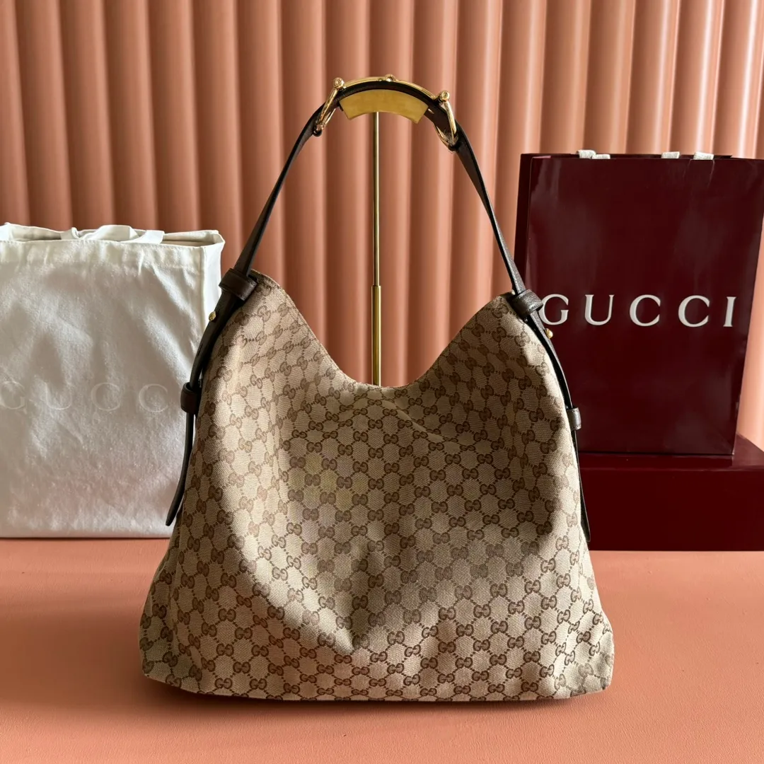 p1240💋💋💋【With full set of original counter gift bag packaging】2025 autumn and winter series, Gucci Beatrix series handbags are crafted from black cow leather material and equipped with iconic horsebit detail shoulder straps, adding brand connotation to the casual silhouette. Gold-toned accessories add a refined touch, and a zippered pocket inside keeps daily essentials secure. Combining elegant design with practical performance, it easily accommodates daily essentials. Black soft glossy calf leather Gold-tone hardware Black cotton and linen blend lining Horsebit detail on shoulder strap Interior: Zip pocket Adjustable shoulder strap Height: 26cm - 33cm; Length: 94cm Ident: 850546. Dimensions: 40cm (W) x 36cm (H) x 12cm (D) Weight: Approx. 1kg Colour: Blue denim. Made in Italy