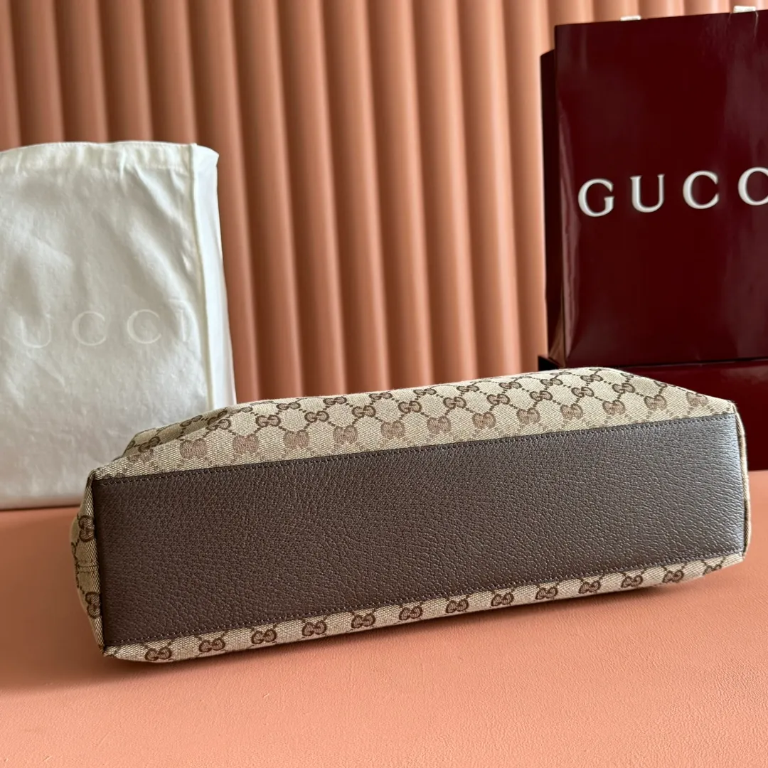 p1240💋💋💋【With full set of original counter gift bag packaging】2025 autumn and winter series, Gucci Beatrix series handbags are crafted from black cow leather material and equipped with iconic horsebit detail shoulder straps, adding brand connotation to the casual silhouette. Gold-toned accessories add a refined touch, and a zippered pocket inside keeps daily essentials secure. Combining elegant design with practical performance, it easily accommodates daily essentials. Black soft glossy calf leather Gold-tone hardware Black cotton and linen blend lining Horsebit detail on shoulder strap Interior: Zip pocket Adjustable shoulder strap Height: 26cm - 33cm; Length: 94cm Ident: 850546. Dimensions: 40cm (W) x 36cm (H) x 12cm (D) Weight: Approx. 1kg Colour: Blue denim. Made in Italy