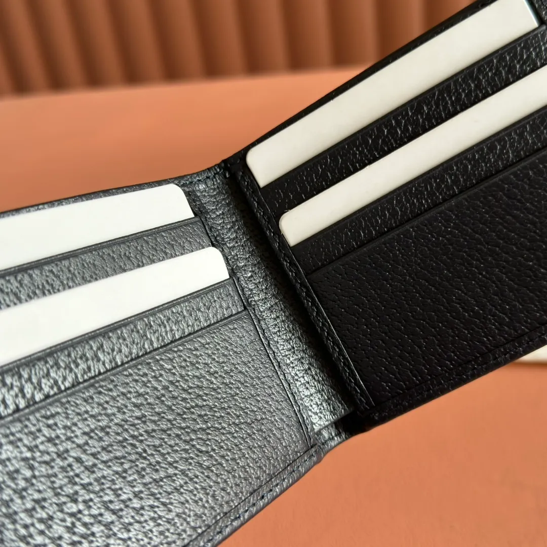 p320. 📣📣📣[Original leather accessories🌈Complete counter packaging]🔥🔥This simple and slender wallet is made of black GG Supreme canvas, decorated with tonal leather piping and an interlocking double G logo, highlighting the charm of a classic design. Black GG Supreme canvas, environmentally friendly material. Black leather trim. Viscose lining. Oval leather interlocking G plaque. Eight card compartments, two bill compartments. Size: 11*9cm Color: blue/pvc. Model: 671652.