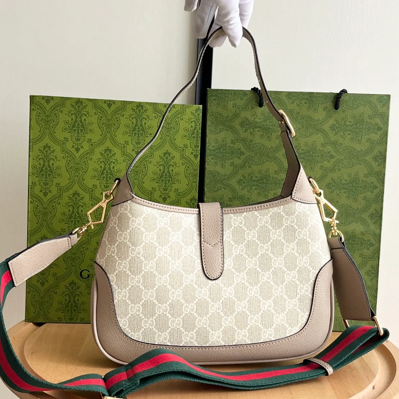 Actual shot #💰340 Model: 678843. Oats Dimensions: 28x 19x 4.5cm.   💕💕Gucci UN3AG 1294 product details. Gucci's "Aria-Fashion Aria" series uses modern techniques to reinterpret classics. The Jackie 1961 series has launched a new rectangular tote bag with soft texture and flexible structure. The archive design is paired with logo details such as the all-over GG pattern and striped webbing, and exquisite accessories pay tribute to Gucci's heritage.