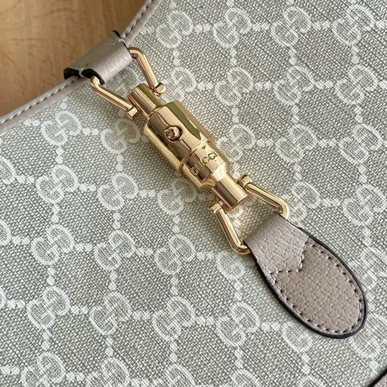 Actual shot #💰340 Model: 678843. Oats Dimensions: 28x 19x 4.5cm.   💕💕Gucci UN3AG 1294 product details. Gucci's "Aria-Fashion Aria" series uses modern techniques to reinterpret classics. The Jackie 1961 series has launched a new rectangular tote bag with soft texture and flexible structure. The archive design is paired with logo details such as the all-over GG pattern and striped webbing, and exquisite accessories pay tribute to Gucci's heritage.