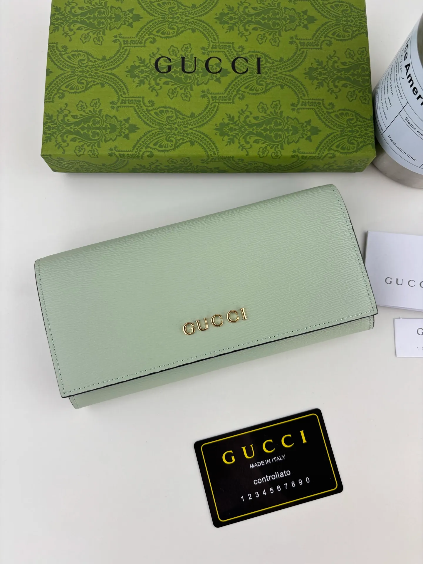 💰170 GUCCl long clip wallet with handwritten Gucci logo. Exploring self-expression with unlimited possibilities has become the spiritual connotation of brand design. Crafted from green leather, this long clip is embellished with a gold-toned handwritten Gucci logo-shaped hardware, adding a touch of the brand's signature charm to the entire design. Green leather, gold-tone hardware, taffeta lining, scripted Gucci logo detail. INTERIOR: Twelve card compartments, two bill compartments, two separate internal compartments and a zipped coin pocket, this classic piece features snap closure Style number: 772638 Dimensions: 19cm x 10cm x 3.5cm Colour: Green