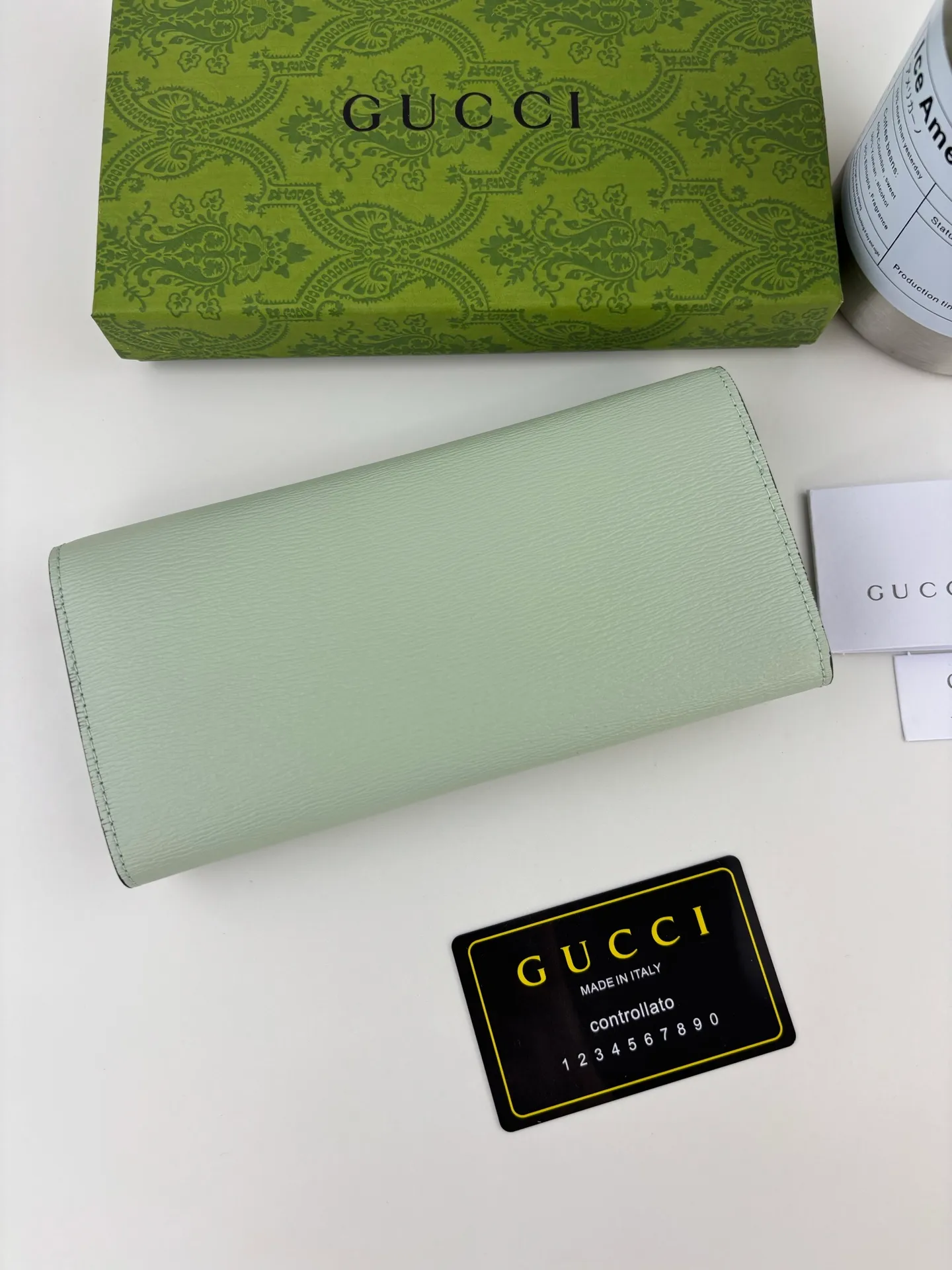 💰170 GUCCl long clip wallet with handwritten Gucci logo. Exploring self-expression with unlimited possibilities has become the spiritual connotation of brand design. Crafted from green leather, this long clip is embellished with a gold-toned handwritten Gucci logo-shaped hardware, adding a touch of the brand's signature charm to the entire design. Green leather, gold-tone hardware, taffeta lining, scripted Gucci logo detail. INTERIOR: Twelve card compartments, two bill compartments, two separate internal compartments and a zipped coin pocket, this classic piece features snap closure Style number: 772638 Dimensions: 19cm x 10cm x 3.5cm Colour: Green