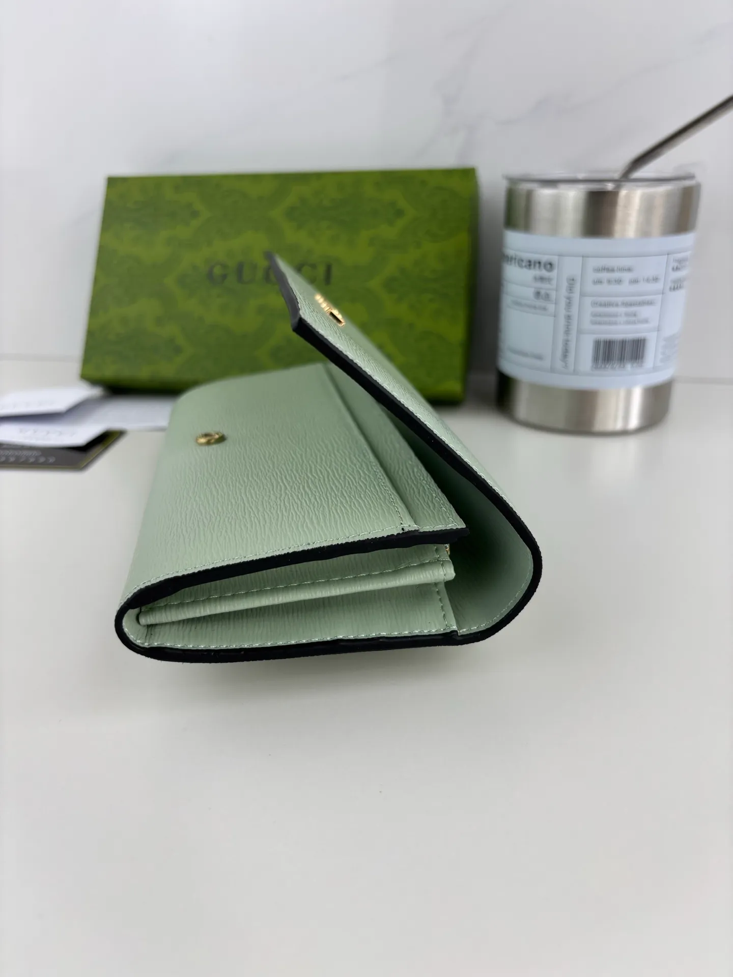 💰170 GUCCl long clip wallet with handwritten Gucci logo. Exploring self-expression with unlimited possibilities has become the spiritual connotation of brand design. Crafted from green leather, this long clip is embellished with a gold-toned handwritten Gucci logo-shaped hardware, adding a touch of the brand's signature charm to the entire design. Green leather, gold-tone hardware, taffeta lining, scripted Gucci logo detail. INTERIOR: Twelve card compartments, two bill compartments, two separate internal compartments and a zipped coin pocket, this classic piece features snap closure Style number: 772638 Dimensions: 19cm x 10cm x 3.5cm Colour: Green