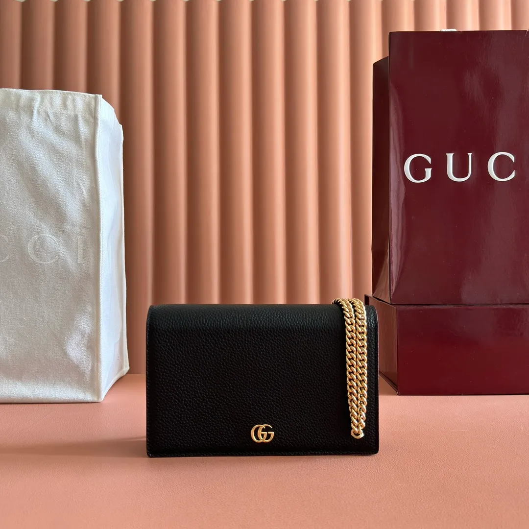 p700. 📣📣📣【Combined with original counter packaging】GG Marmont series This GG Marmont series chain bag is made of classic and durable black leather, adding another classic to the "Aria-Fashion Aria" series. The Double G accessory originates from the belt buckle design of the 1970s, and is reinterpreted on this wallet in tone-on-tone resin. The classic design is combined with a monochromatic color scheme to highlight the modern fashion style. Model: 497985. Size: 20*12.5*4cm. Color: Encore with black