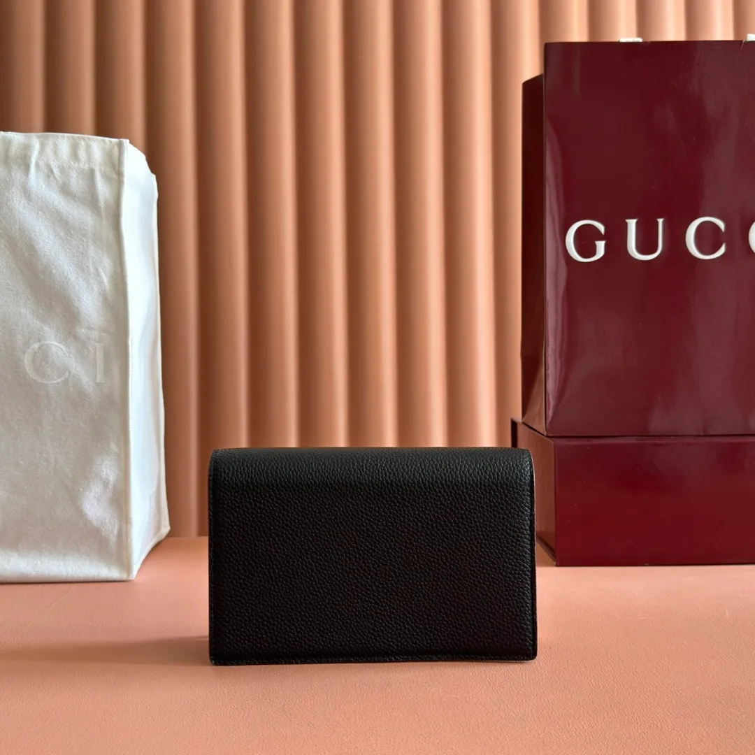 p700. 📣📣📣【Combined with original counter packaging】GG Marmont series This GG Marmont series chain bag is made of classic and durable black leather, adding another classic to the "Aria-Fashion Aria" series. The Double G accessory originates from the belt buckle design of the 1970s, and is reinterpreted on this wallet in tone-on-tone resin. The classic design is combined with a monochromatic color scheme to highlight the modern fashion style. Model: 497985. Size: 20*12.5*4cm. Color: Encore with black