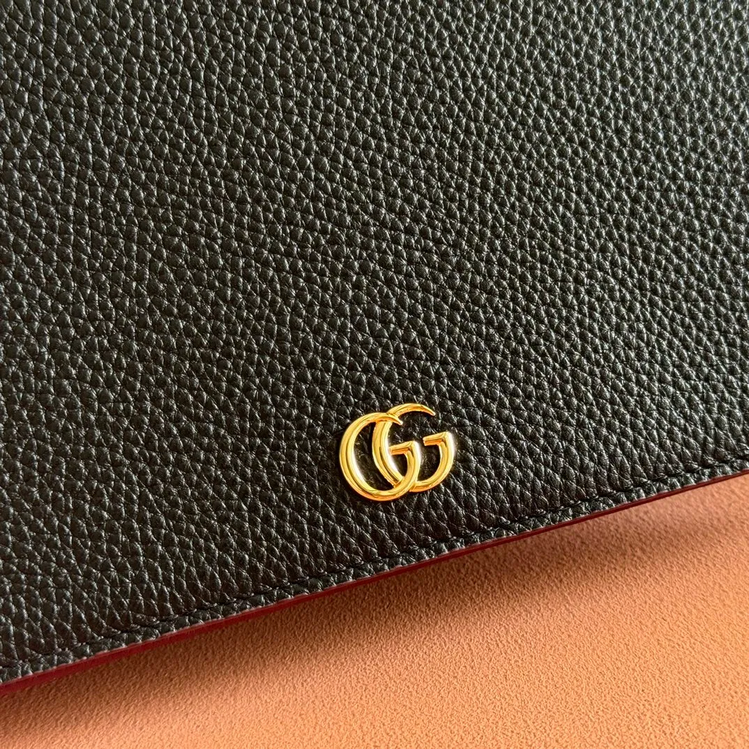 p700. 📣📣📣【Combined with original counter packaging】GG Marmont series This GG Marmont series chain bag is made of classic and durable black leather, adding another classic to the "Aria-Fashion Aria" series. The Double G accessory originates from the belt buckle design of the 1970s, and is reinterpreted on this wallet in tone-on-tone resin. The classic design is combined with a monochromatic color scheme to highlight the modern fashion style. Model: 497985. Size: 20*12.5*4cm. Color: Encore with black