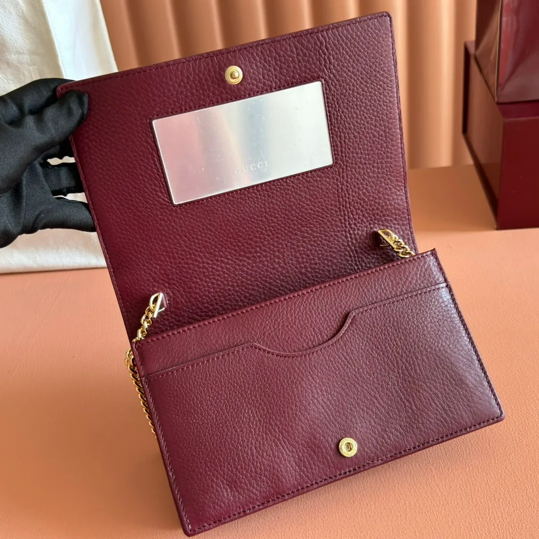 p700. 📣📣📣【Combined with original counter packaging】GG Marmont series This GG Marmont series chain bag is made of classic and durable black leather, adding another classic to the "Aria-Fashion Aria" series. The Double G accessory originates from the belt buckle design of the 1970s, and is reinterpreted on this wallet in tone-on-tone resin. The classic design is combined with a monochromatic color scheme to highlight the modern fashion style. Model: 497985. Size: 20*12.5*4cm. Color: Encore with black