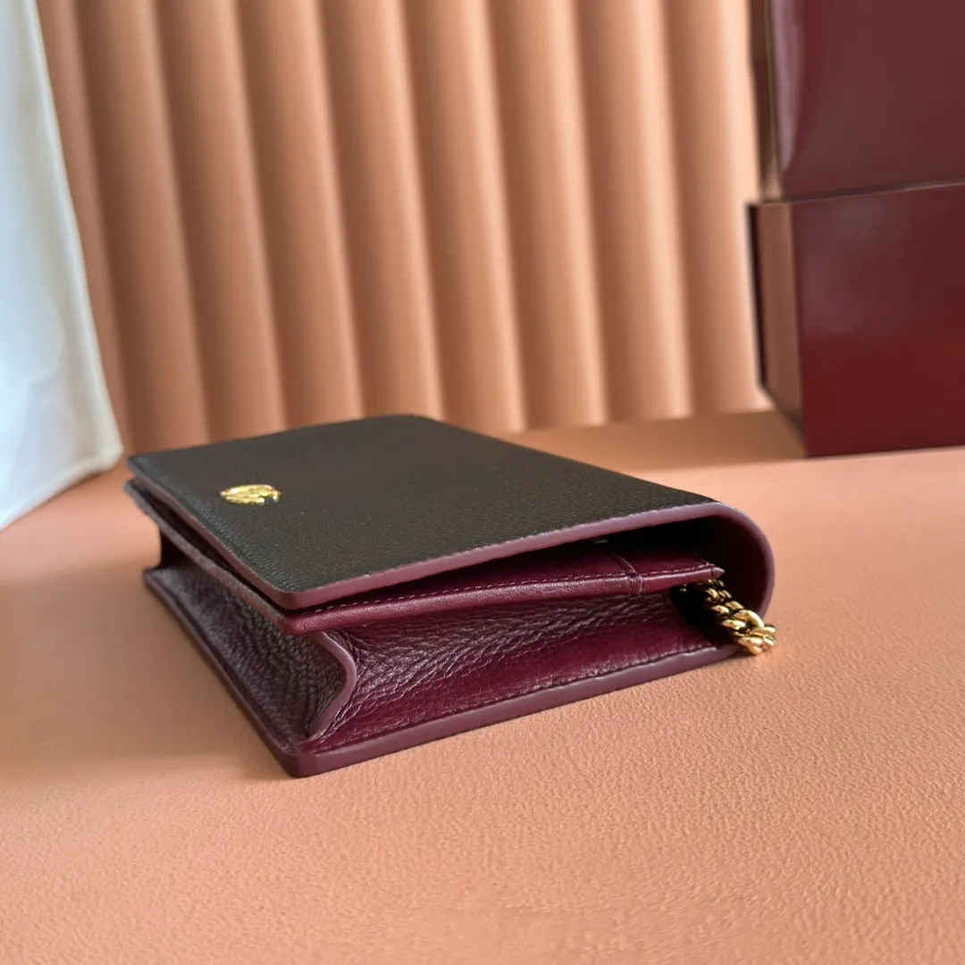 p700. 📣📣📣【Combined with original counter packaging】GG Marmont series This GG Marmont series chain bag is made of classic and durable black leather, adding another classic to the "Aria-Fashion Aria" series. The Double G accessory originates from the belt buckle design of the 1970s, and is reinterpreted on this wallet in tone-on-tone resin. The classic design is combined with a monochromatic color scheme to highlight the modern fashion style. Model: 497985. Size: 20*12.5*4cm. Color: Encore with black