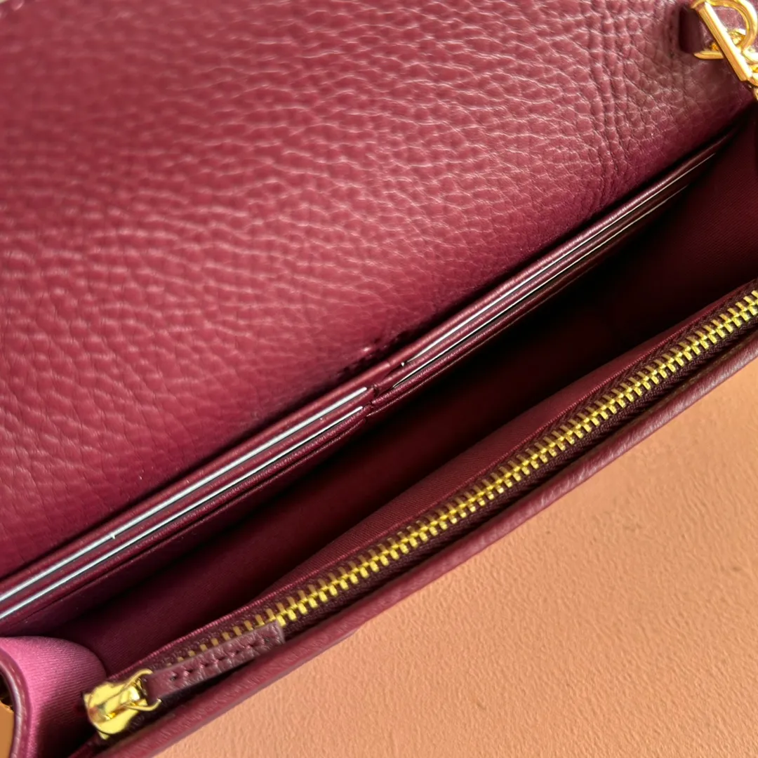 p700. 📣📣📣【Combined with original counter packaging】GG Marmont series This GG Marmont series chain bag is made of classic and durable black leather, adding another classic to the "Aria-Fashion Aria" series. The Double G accessory originates from the belt buckle design of the 1970s, and is reinterpreted on this wallet in tone-on-tone resin. The classic design is combined with a monochromatic color scheme to highlight the modern fashion style. Model: 497985. Size: 20*12.5*4cm. Color: Encore with black