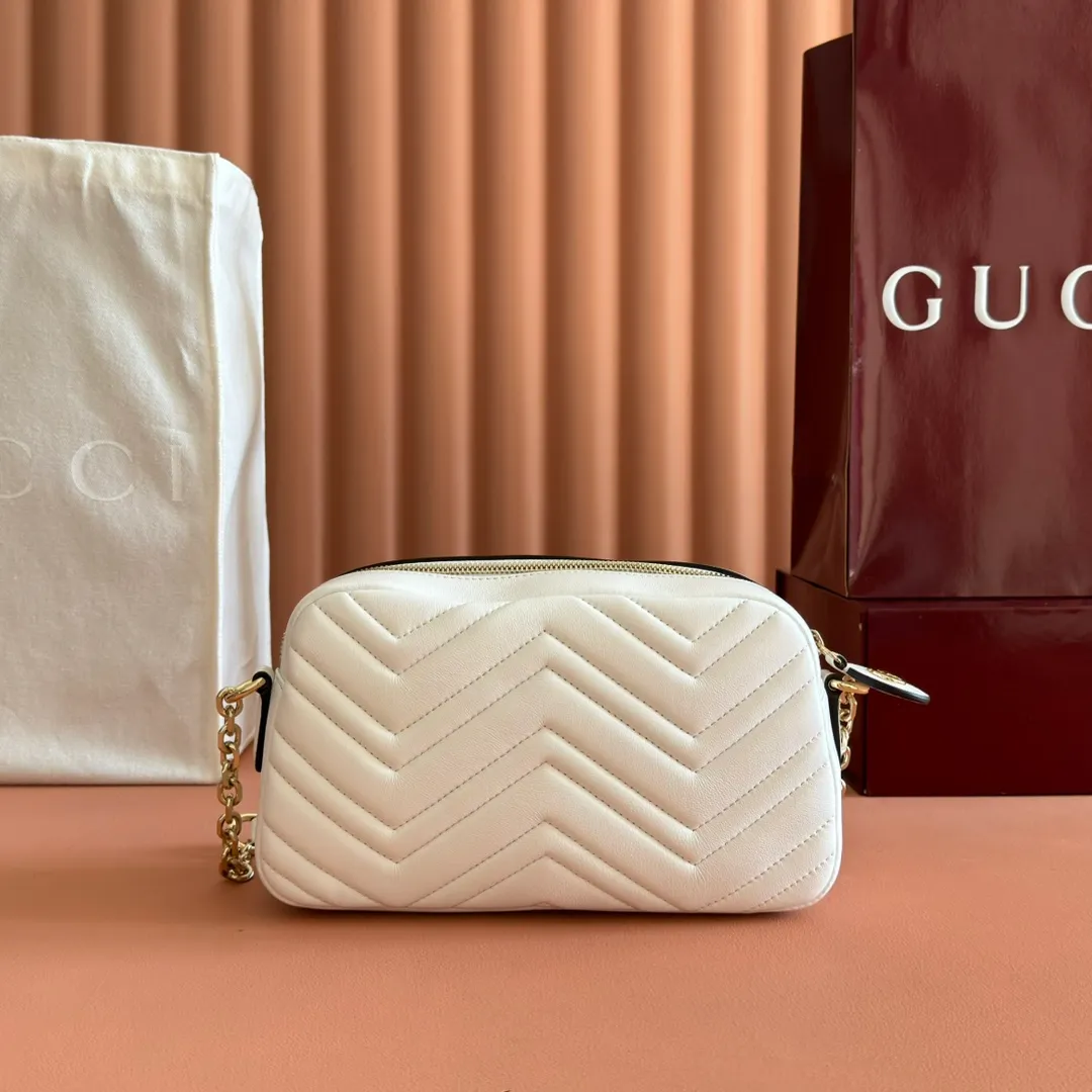 p1040. 💋💋💋【With full set of original counter packaging】GG Marmont is the brand's iconic series. Its features include the symbolic double G logo, sharp-edged chain straps and modern silhouettes. This new camera bag highlights exquisite handcraftsmanship with its ultra-soft premium leather and refined hardware details in glossy gold tones. White quilted diamond nappa leather Light gold-toned hardware White viscose lining Double G Adjustable chain shoulder strap (60 cm) can also be worn as a crossbody bag Zip closure Ref.: 855273. Dimensions: 24cm (width) x 15cm (height) x 8cm (depth) Color: white sheepskin. Made in Italy