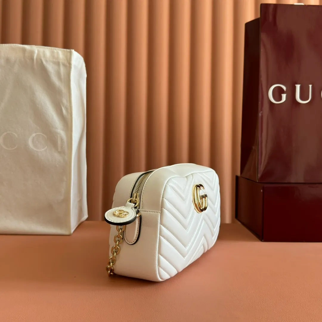 p1040. 💋💋💋【With full set of original counter packaging】GG Marmont is the brand's iconic series. Its features include the symbolic double G logo, sharp-edged chain straps and modern silhouettes. This new camera bag highlights exquisite handcraftsmanship with its ultra-soft premium leather and refined hardware details in glossy gold tones. White quilted diamond nappa leather Light gold-toned hardware White viscose lining Double G Adjustable chain shoulder strap (60 cm) can also be worn as a crossbody bag Zip closure Ref.: 855273. Dimensions: 24cm (width) x 15cm (height) x 8cm (depth) Color: white sheepskin. Made in Italy
