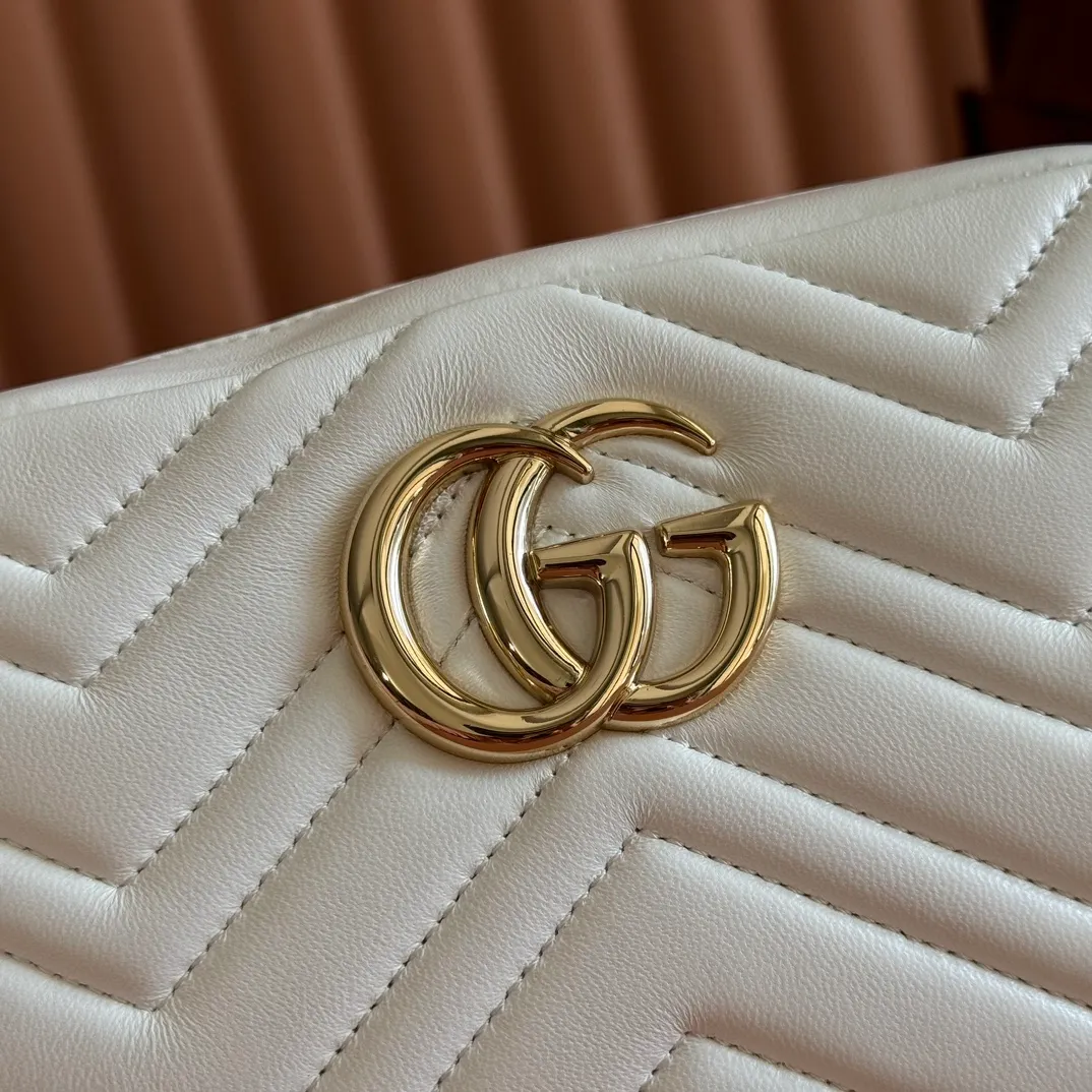 p1040. 💋💋💋【With full set of original counter packaging】GG Marmont is the brand's iconic series. Its features include the symbolic double G logo, sharp-edged chain straps and modern silhouettes. This new camera bag highlights exquisite handcraftsmanship with its ultra-soft premium leather and refined hardware details in glossy gold tones. White quilted diamond nappa leather Light gold-toned hardware White viscose lining Double G Adjustable chain shoulder strap (60 cm) can also be worn as a crossbody bag Zip closure Ref.: 855273. Dimensions: 24cm (width) x 15cm (height) x 8cm (depth) Color: white sheepskin. Made in Italy