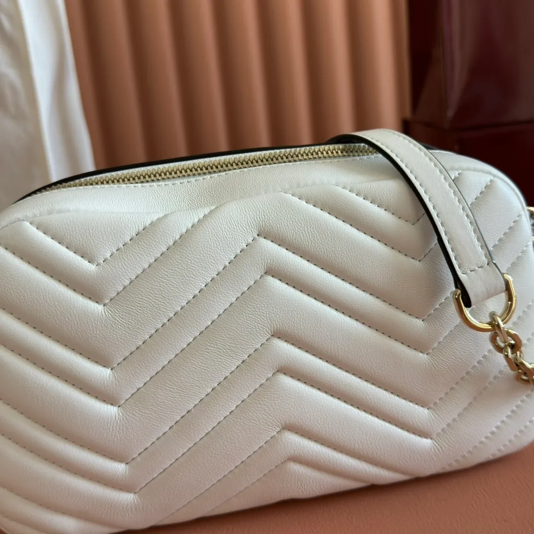 p1040. 💋💋💋【With full set of original counter packaging】GG Marmont is the brand's iconic series. Its features include the symbolic double G logo, sharp-edged chain straps and modern silhouettes. This new camera bag highlights exquisite handcraftsmanship with its ultra-soft premium leather and refined hardware details in glossy gold tones. White quilted diamond nappa leather Light gold-toned hardware White viscose lining Double G Adjustable chain shoulder strap (60 cm) can also be worn as a crossbody bag Zip closure Ref.: 855273. Dimensions: 24cm (width) x 15cm (height) x 8cm (depth) Color: white sheepskin. Made in Italy