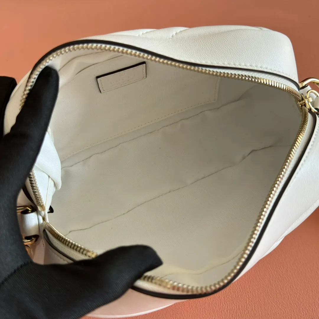 p1040. 💋💋💋【With full set of original counter packaging】GG Marmont is the brand's iconic series. Its features include the symbolic double G logo, sharp-edged chain straps and modern silhouettes. This new camera bag highlights exquisite handcraftsmanship with its ultra-soft premium leather and refined hardware details in glossy gold tones. White quilted diamond nappa leather Light gold-toned hardware White viscose lining Double G Adjustable chain shoulder strap (60 cm) can also be worn as a crossbody bag Zip closure Ref.: 855273. Dimensions: 24cm (width) x 15cm (height) x 8cm (depth) Color: white sheepskin. Made in Italy