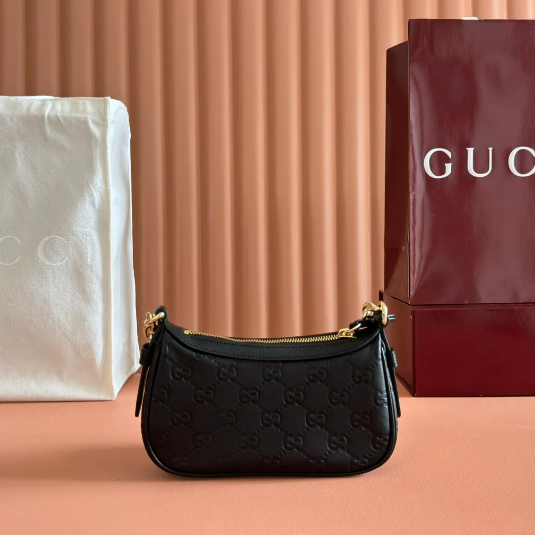 p900. 💋💋💋《With full set of original factory counter packaging》‼ ️【New Product】2025 Autumn and Winter Series, this small shoulder bag adopts a round silhouette with gold-tone accessories and chain straps, highlighting the style of the GG Emblem series. It features a zipper closure, an interior card pocket, and a cotton and linen lining for a refined feel. Gucci black (Rosso Ancora) GG printed embossed calf leather Gold tone accessories Gucci black (Rosso Ancora) cotton and linen lining The bag pictured is sold separately and does not come with the bag charm. Interior: card pocket, chain shoulder strap (23cm high), zipper closure. Model number: 847091. Dimensions: 19cm (bottom width) x 16.5cm (top width) 12cm (height) x 4cm (bottom depth) x 2.5cm (top depth) Weight: approx. 0.211kg Color: black/embossed. Made in Italy