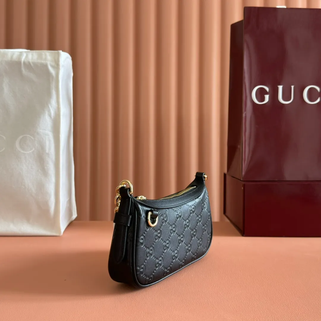 p900. 💋💋💋《With full set of original factory counter packaging》‼ ️【New Product】2025 Autumn and Winter Series, this small shoulder bag adopts a round silhouette with gold-tone accessories and chain straps, highlighting the style of the GG Emblem series. It features a zipper closure, an interior card pocket, and a cotton and linen lining for a refined feel. Gucci black (Rosso Ancora) GG printed embossed calf leather Gold tone accessories Gucci black (Rosso Ancora) cotton and linen lining The bag pictured is sold separately and does not come with the bag charm. Interior: card pocket, chain shoulder strap (23cm high), zipper closure. Model number: 847091. Dimensions: 19cm (bottom width) x 16.5cm (top width) 12cm (height) x 4cm (bottom depth) x 2.5cm (top depth) Weight: approx. 0.211kg Color: black/embossed. Made in Italy