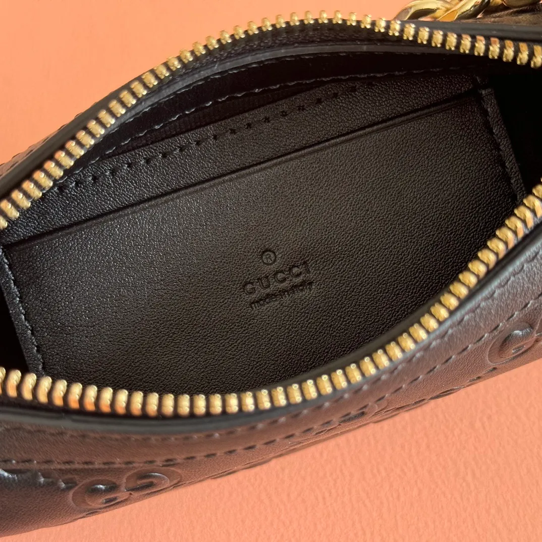p900. 💋💋💋《With full set of original factory counter packaging》‼ ️【New Product】2025 Autumn and Winter Series, this small shoulder bag adopts a round silhouette with gold-tone accessories and chain straps, highlighting the style of the GG Emblem series. It features a zipper closure, an interior card pocket, and a cotton and linen lining for a refined feel. Gucci black (Rosso Ancora) GG printed embossed calf leather Gold tone accessories Gucci black (Rosso Ancora) cotton and linen lining The bag pictured is sold separately and does not come with the bag charm. Interior: card pocket, chain shoulder strap (23cm high), zipper closure. Model number: 847091. Dimensions: 19cm (bottom width) x 16.5cm (top width) 12cm (height) x 4cm (bottom depth) x 2.5cm (top depth) Weight: approx. 0.211kg Color: black/embossed. Made in Italy