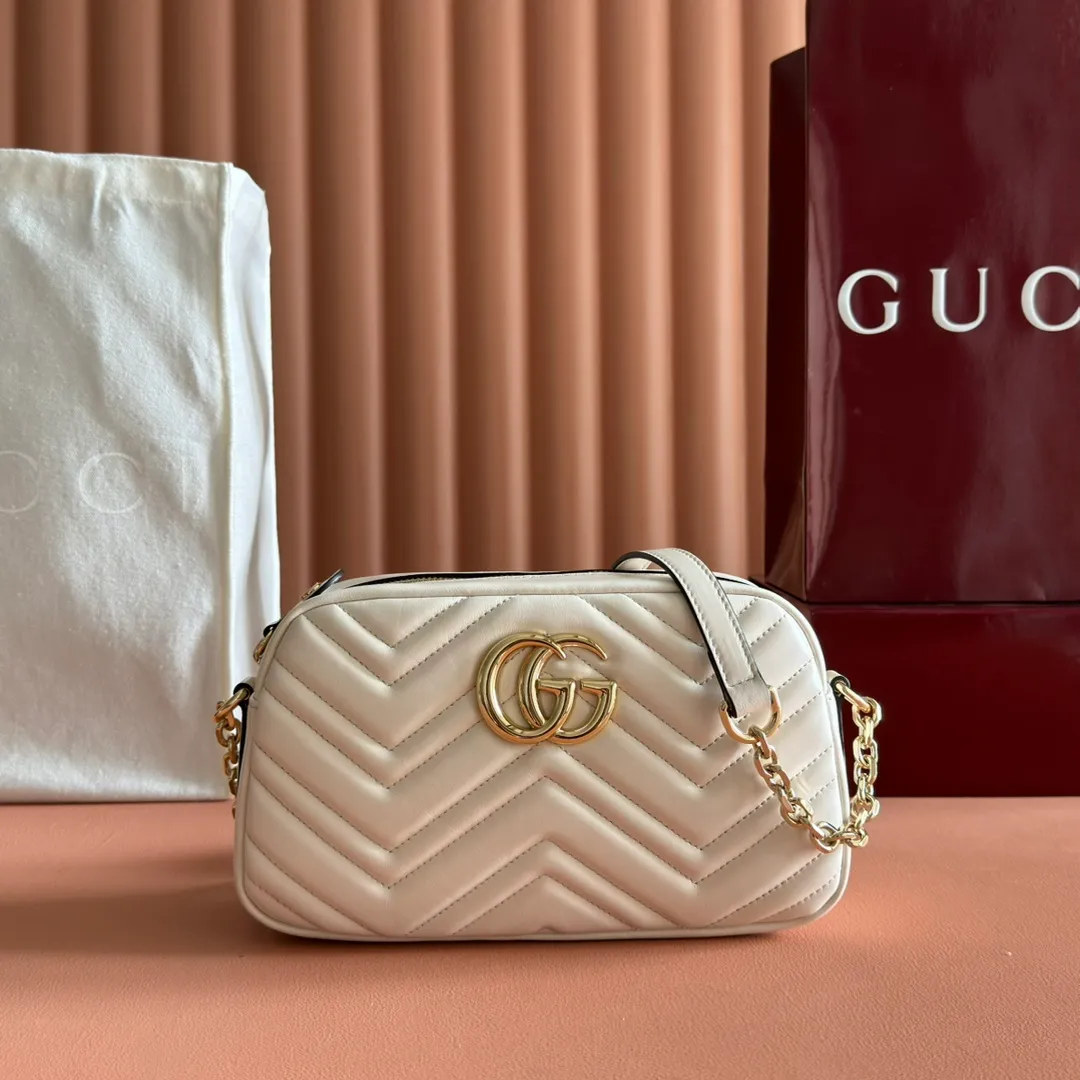 p1120. 💋💋💋【With full set of original counter packaging】Original leather GG Marmont is the brand's iconic series. Its features include the symbolic double G logo, angular chain straps and modern silhouettes. This new camera bag highlights exquisite handcraftsmanship with its ultra-soft premium leather and refined hardware details in glossy gold tones. White quilted diamond nappa leather Light gold-toned hardware White viscose lining Double G Adjustable chain shoulder strap (60 cm) can also be worn as a crossbody bag Zip closure Ref.: 855273. Dimensions: 24cm (width) x 15cm (height) x 8cm (depth) Color: pink sheepskin. Made in Italy