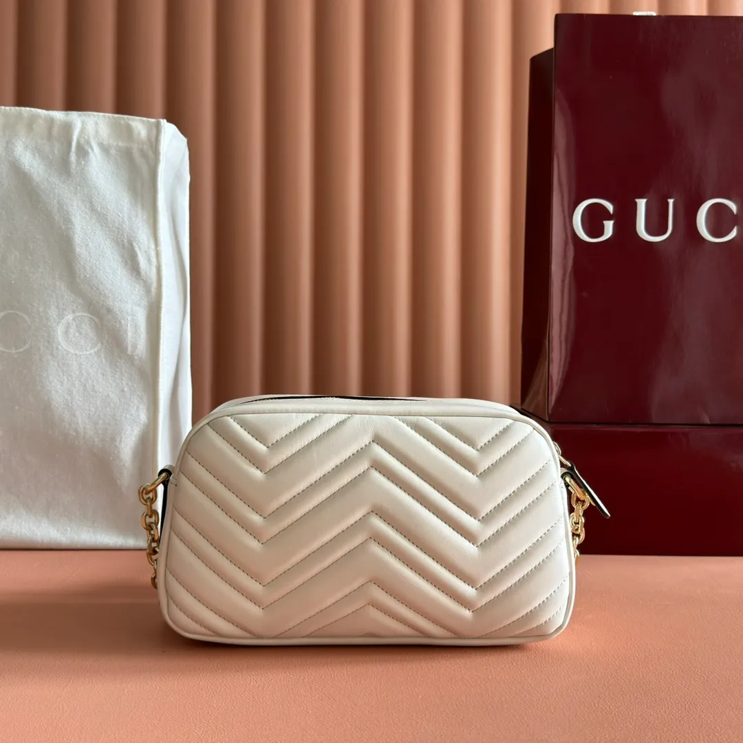 p1120. 💋💋💋【With full set of original counter packaging】Original leather GG Marmont is the brand's iconic series. Its features include the symbolic double G logo, angular chain straps and modern silhouettes. This new camera bag highlights exquisite handcraftsmanship with its ultra-soft premium leather and refined hardware details in glossy gold tones. White quilted diamond nappa leather Light gold-toned hardware White viscose lining Double G Adjustable chain shoulder strap (60 cm) can also be worn as a crossbody bag Zip closure Ref.: 855273. Dimensions: 24cm (width) x 15cm (height) x 8cm (depth) Color: pink sheepskin. Made in Italy
