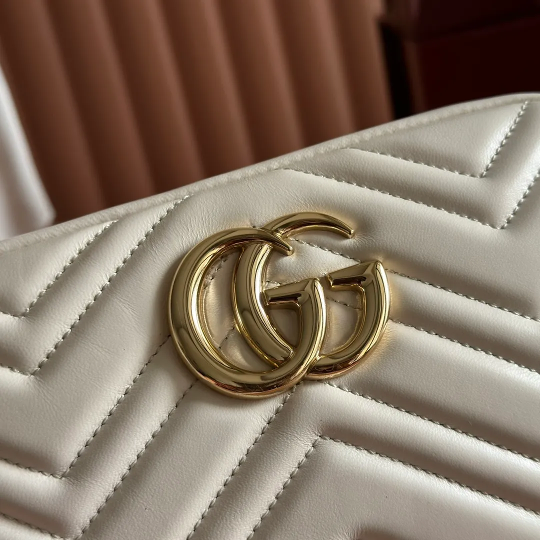 p1120. 💋💋💋【With full set of original counter packaging】Original leather GG Marmont is the brand's iconic series. Its features include the symbolic double G logo, angular chain straps and modern silhouettes. This new camera bag highlights exquisite handcraftsmanship with its ultra-soft premium leather and refined hardware details in glossy gold tones. White quilted diamond nappa leather Light gold-toned hardware White viscose lining Double G Adjustable chain shoulder strap (60 cm) can also be worn as a crossbody bag Zip closure Ref.: 855273. Dimensions: 24cm (width) x 15cm (height) x 8cm (depth) Color: pink sheepskin. Made in Italy