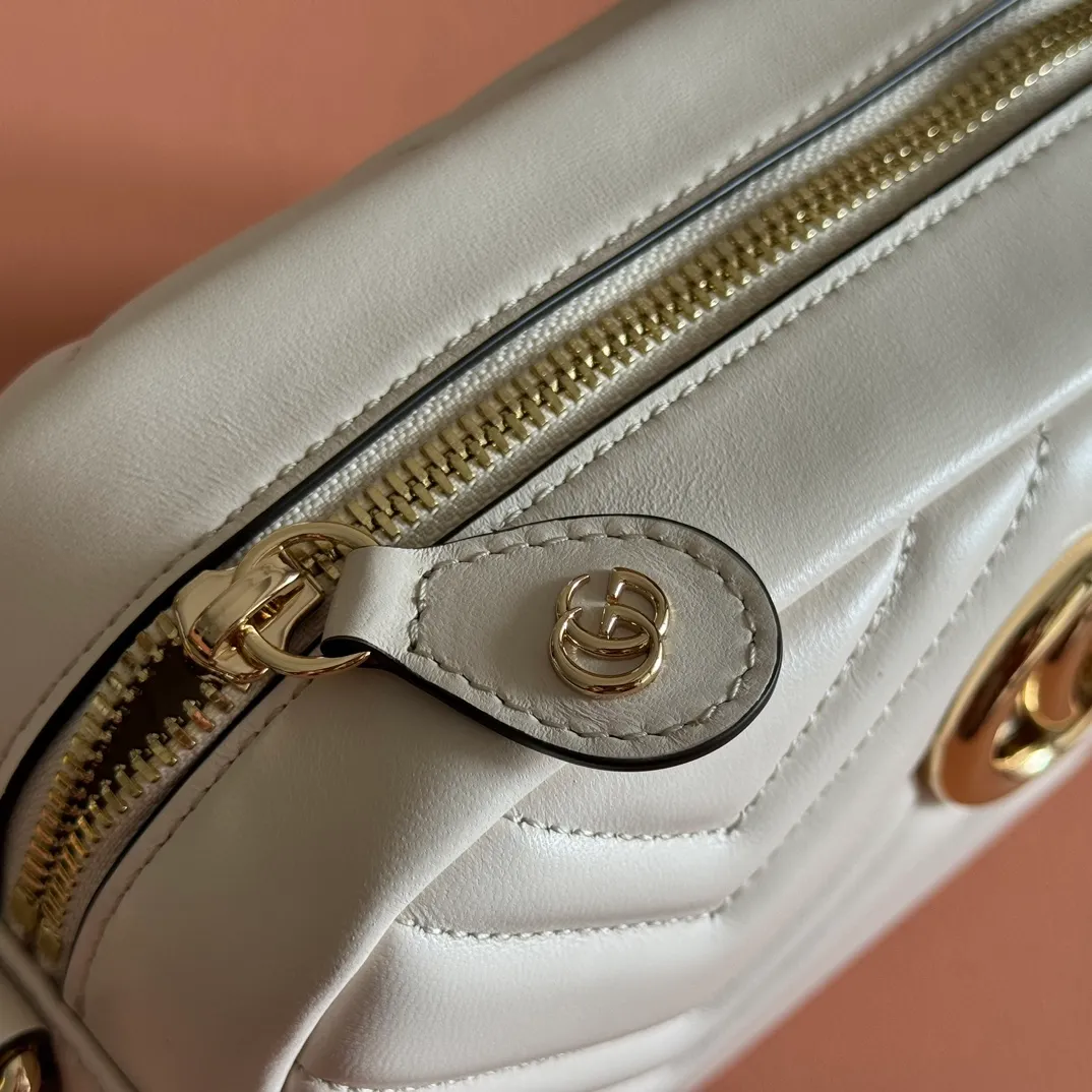 p1120. 💋💋💋【With full set of original counter packaging】Original leather GG Marmont is the brand's iconic series. Its features include the symbolic double G logo, angular chain straps and modern silhouettes. This new camera bag highlights exquisite handcraftsmanship with its ultra-soft premium leather and refined hardware details in glossy gold tones. White quilted diamond nappa leather Light gold-toned hardware White viscose lining Double G Adjustable chain shoulder strap (60 cm) can also be worn as a crossbody bag Zip closure Ref.: 855273. Dimensions: 24cm (width) x 15cm (height) x 8cm (depth) Color: pink sheepskin. Made in Italy