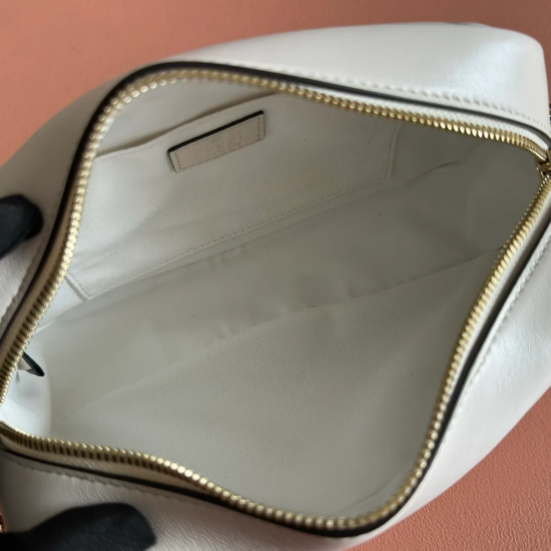 p1120. 💋💋💋【With full set of original counter packaging】Original leather GG Marmont is the brand's iconic series. Its features include the symbolic double G logo, angular chain straps and modern silhouettes. This new camera bag highlights exquisite handcraftsmanship with its ultra-soft premium leather and refined hardware details in glossy gold tones. White quilted diamond nappa leather Light gold-toned hardware White viscose lining Double G Adjustable chain shoulder strap (60 cm) can also be worn as a crossbody bag Zip closure Ref.: 855273. Dimensions: 24cm (width) x 15cm (height) x 8cm (depth) Color: pink sheepskin. Made in Italy