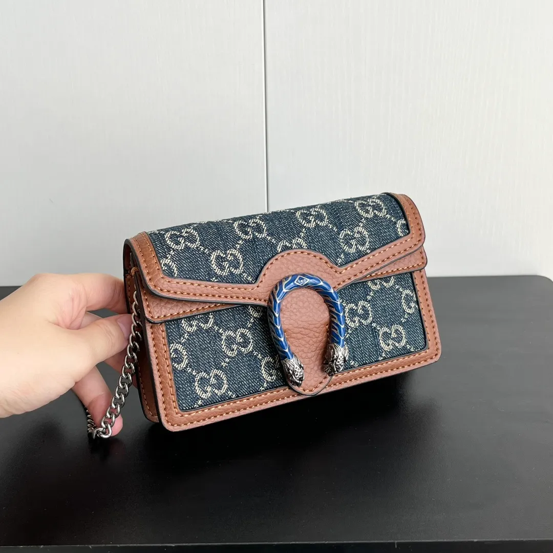 Actual shot #💰260 with box Model: 476432 blue jeans Size: 16.5x10x4.5cm 𝙂𝙪𝙘𝙘𝙞 𝘿𝙞𝙤𝙣𝙮𝙨𝙪𝙨 𝙈𝙞𝙣𝙞 16.5 Xiaogujia’s entry-level small bag is recommended. It’s not worth mentioning. It’s a classic model that can be said to be the symbol of Xiaogujia. The classic mini Dionysian buckle is paired with calfskin. This bag has a very high appearance rate. It is simply a tool for daily wear and is very popular on the street❗️